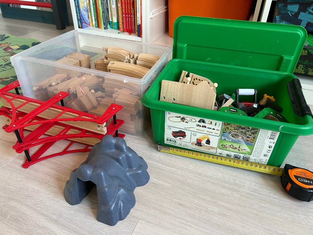 BRIO houten treinbaan set met en elektrische treinen, Ophalen of Verzenden, Zo goed als nieuw, Afstandsbediening