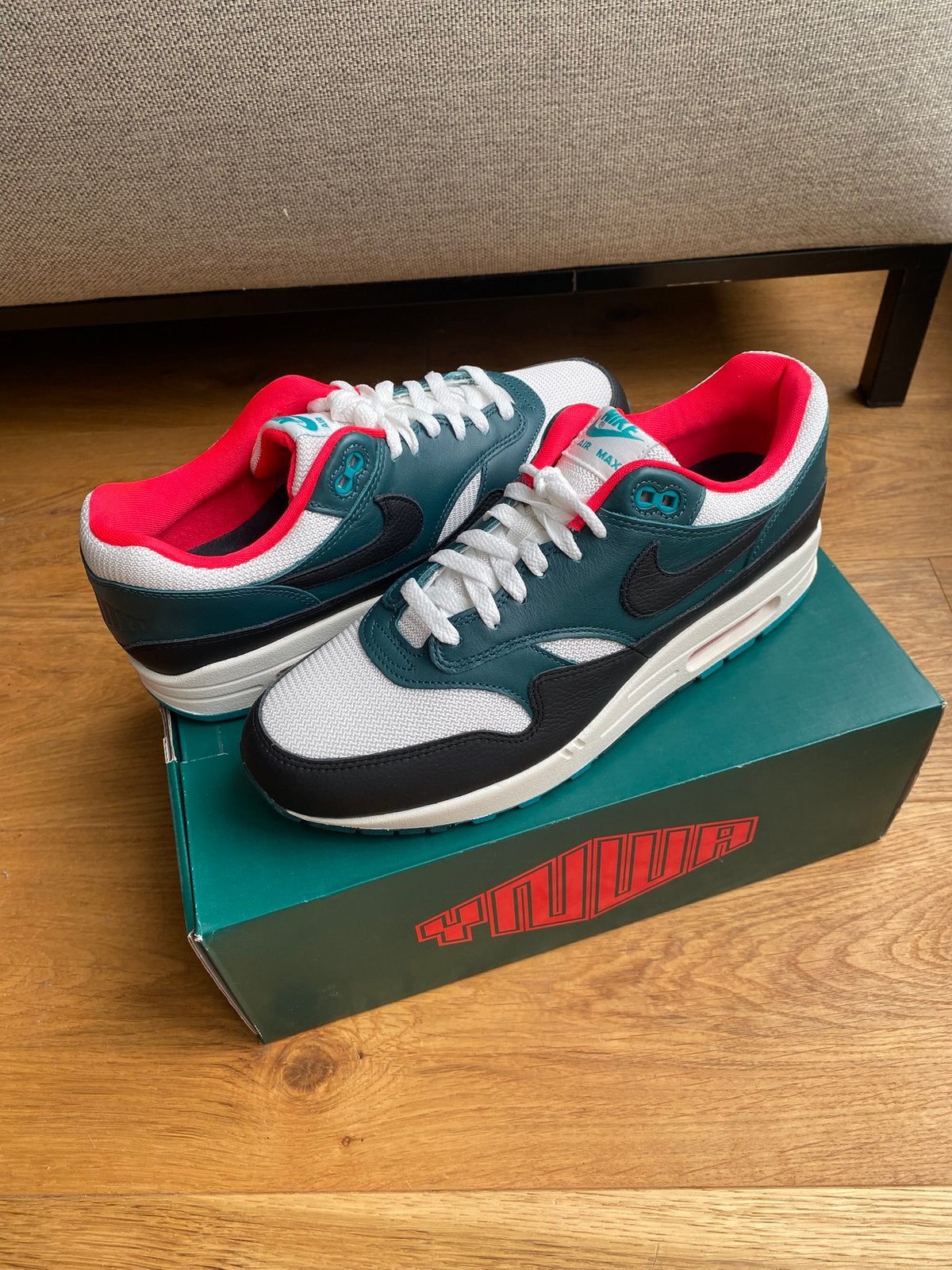 Nike Air Max 1 Liverpool X LebronJames maat 45, Kleding | Heren, Schoenen, Verzenden, Nieuw, Overige kleuren, Sneakers of Gympen