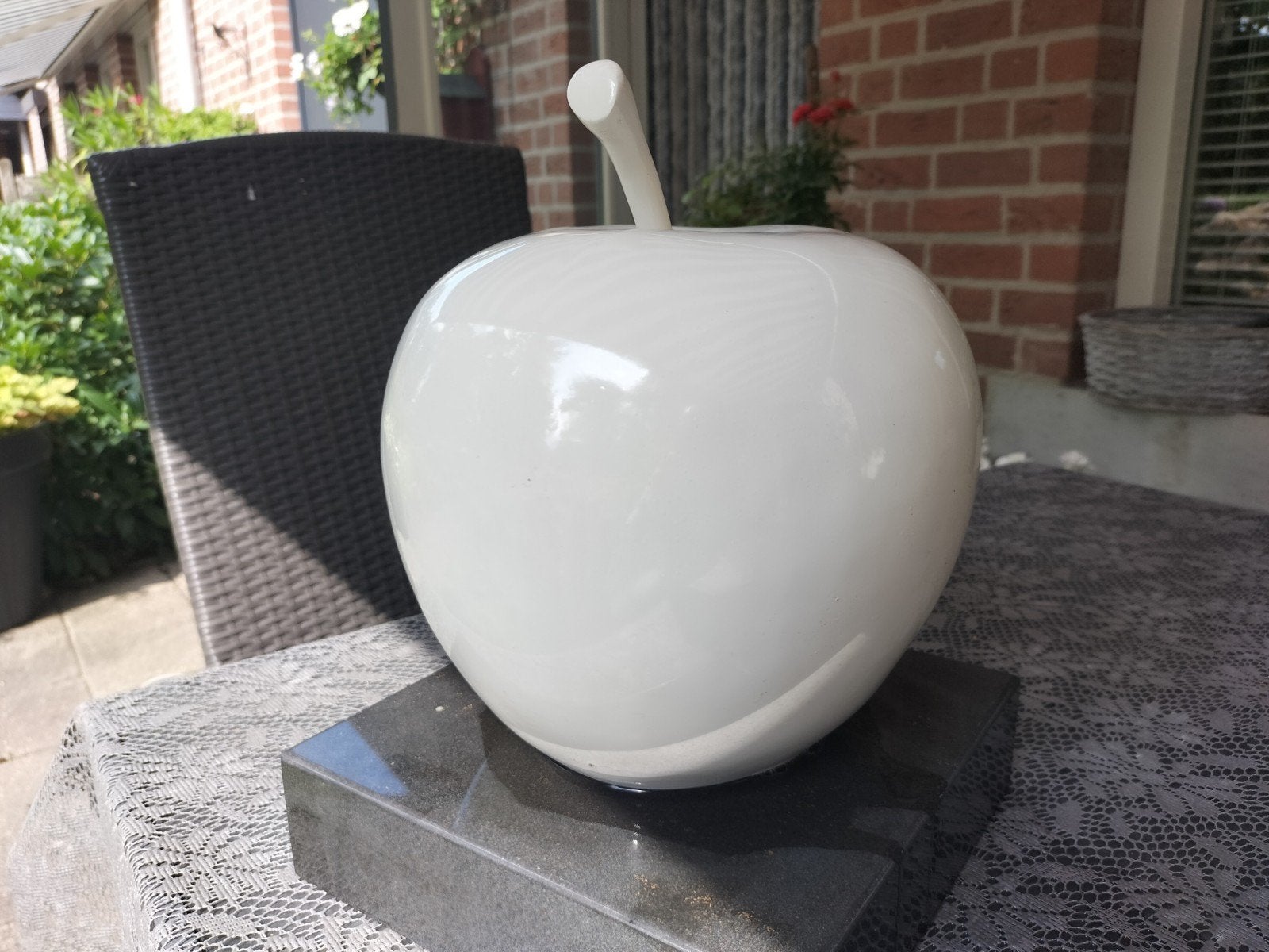 Witte appel sculptuur op sokkel, Antiek en Kunst, Ophalen, Weerbestendig, 20 - 50 cm, Beeld