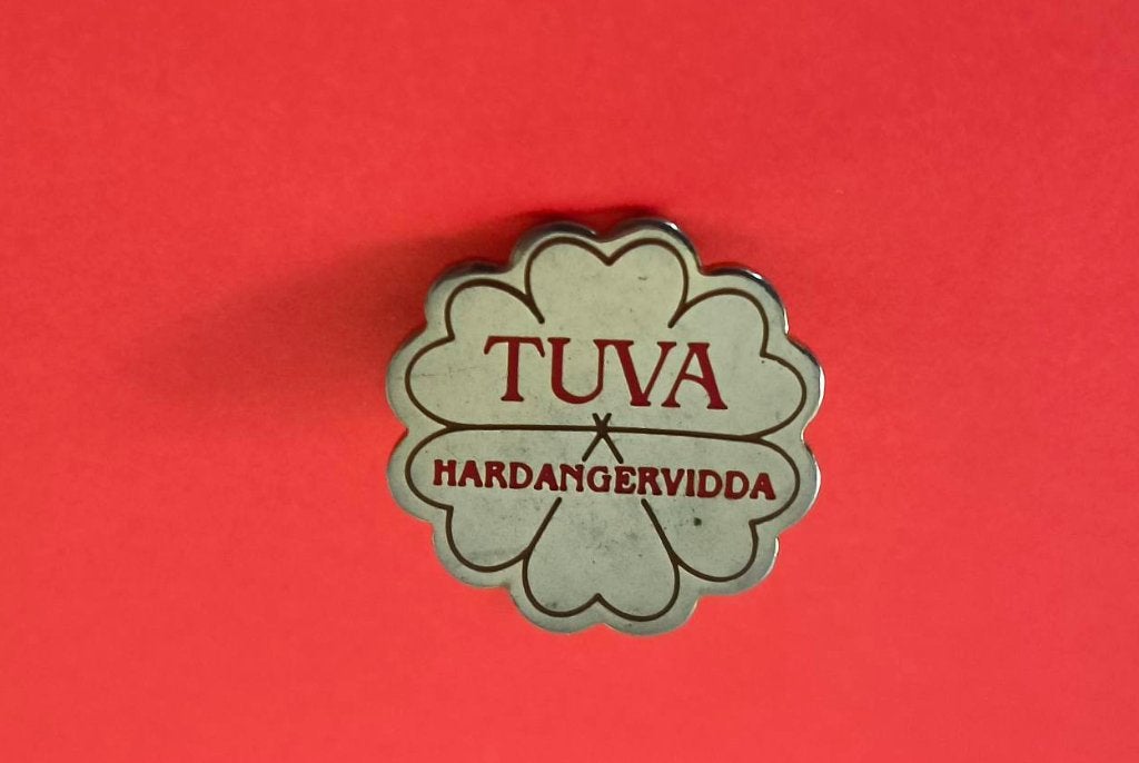 Speld broche "TUVA" "HARDANGERVIDDA", Ophalen of Verzenden, Zo goed als nieuw, Stad of Land, Speldje of Pin