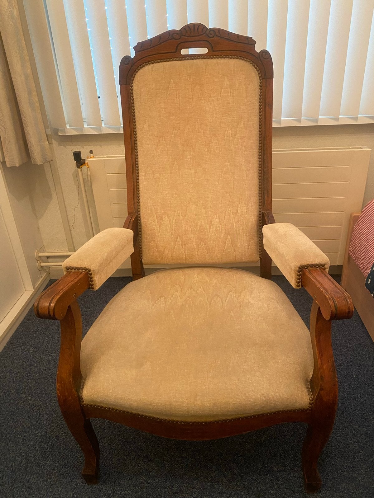 Antieke fauteuil met houten frame en stoffen bekleding, Antiek en Kunst, Ophalen