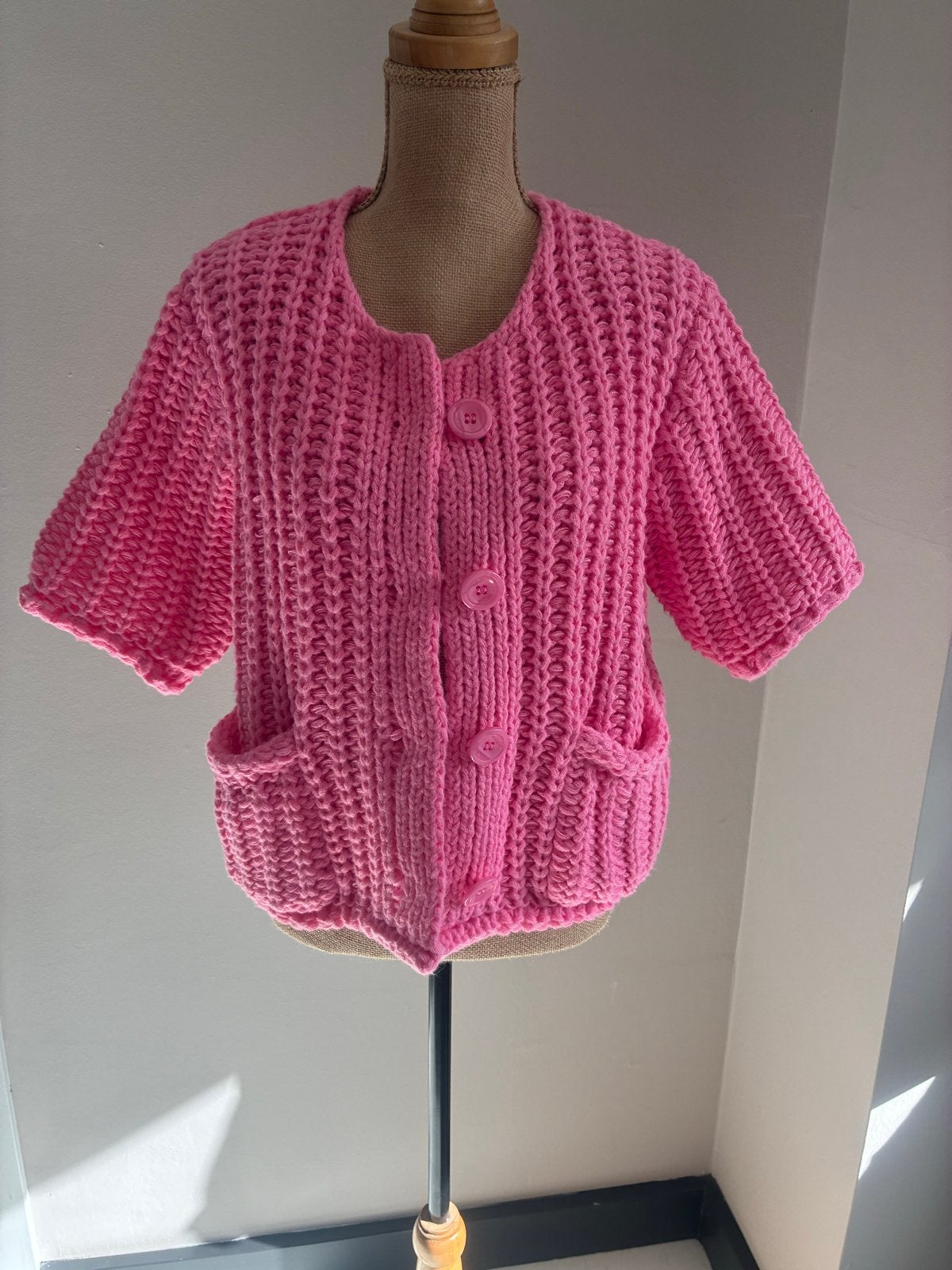 Roze gebreid vestje mt xl met korte mouwen - Myraclex, Ophalen of Verzenden, Zo goed als nieuw, Maat 46/48 (XL) of groter, Roze