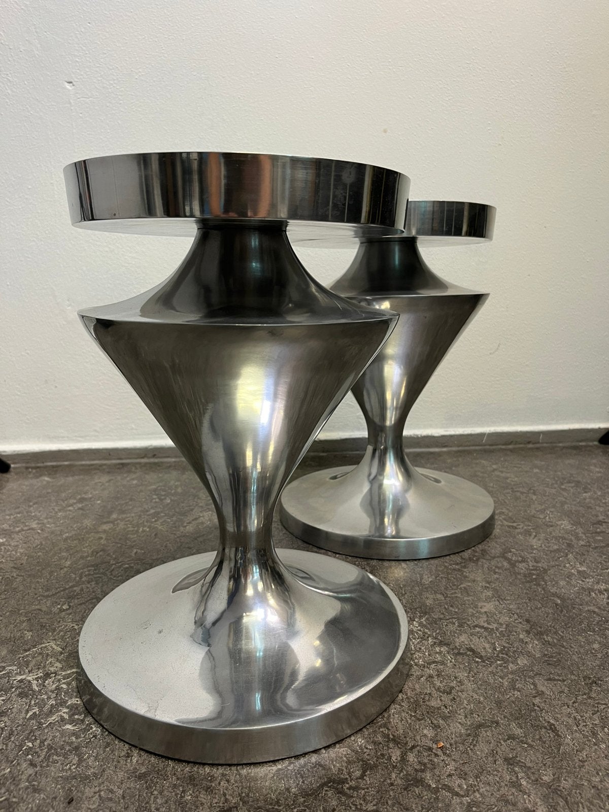 Set 2 sculpturale aluminium sokkels / bijzettafels, Minder dan 55 cm, Metaal of Aluminium, Rond, Ophalen of Verzenden