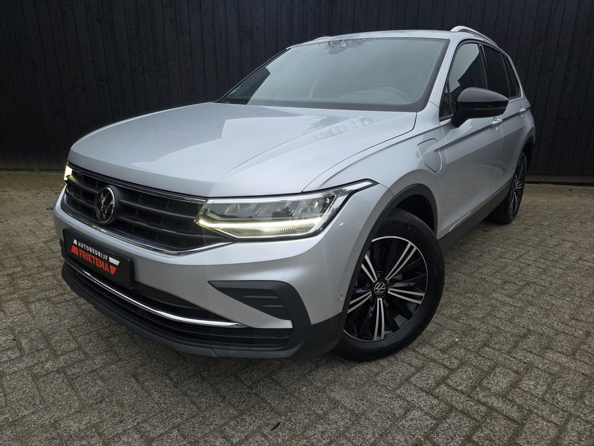 Volkswagen Tiguan 1.4 TSI eHybrid Life (bj 2023, automaat), Auto's, Stof, Gebruikt, Zwart, 4 cilinders