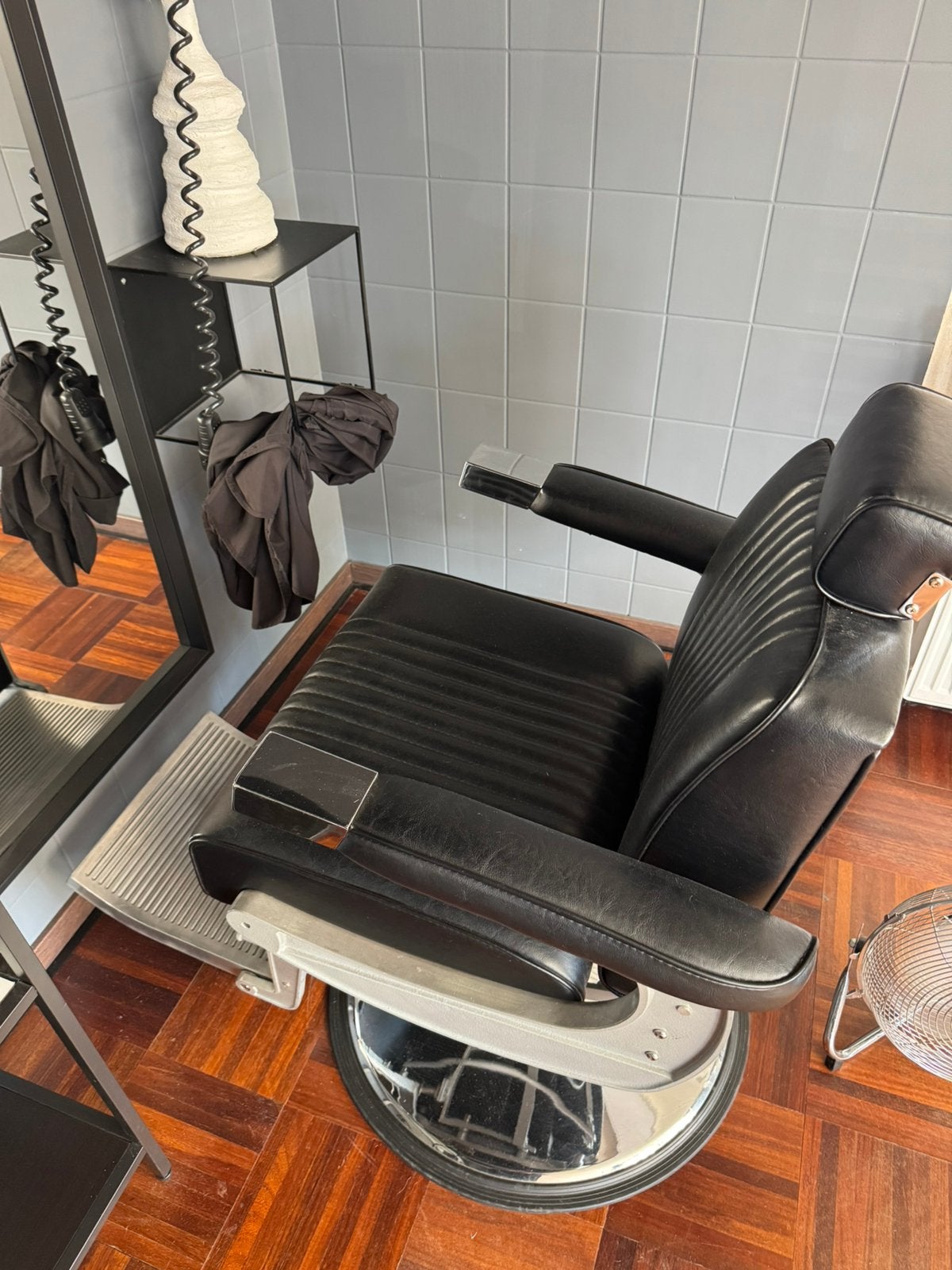 Kapperstoel / barberstoel te koop, Ophalen, Zwart, Leer, Zo goed als nieuw