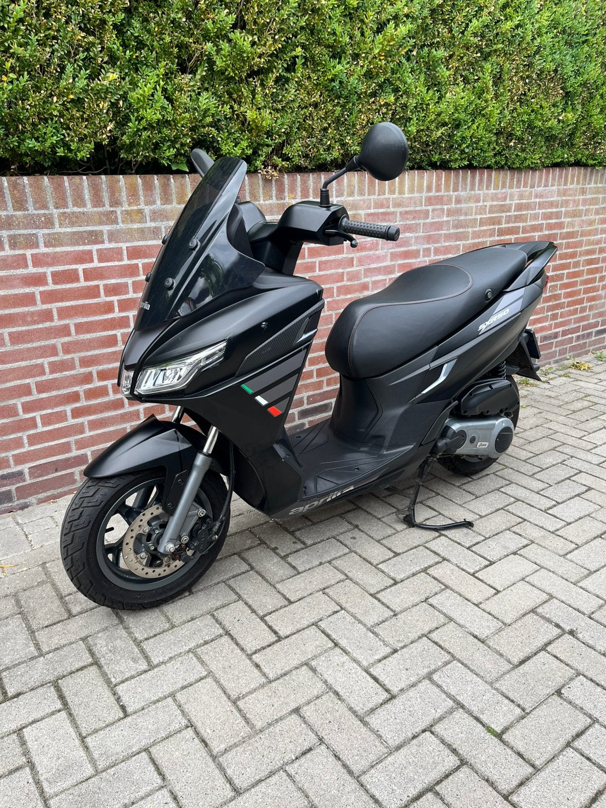 Aprillia SXR50 geel kenteken incl beurt. Bouwjaar 2024, Fietsen en Brommers, Scooters | Aprilia, Ophalen, Overige modellen, Maximaal 45 km/u