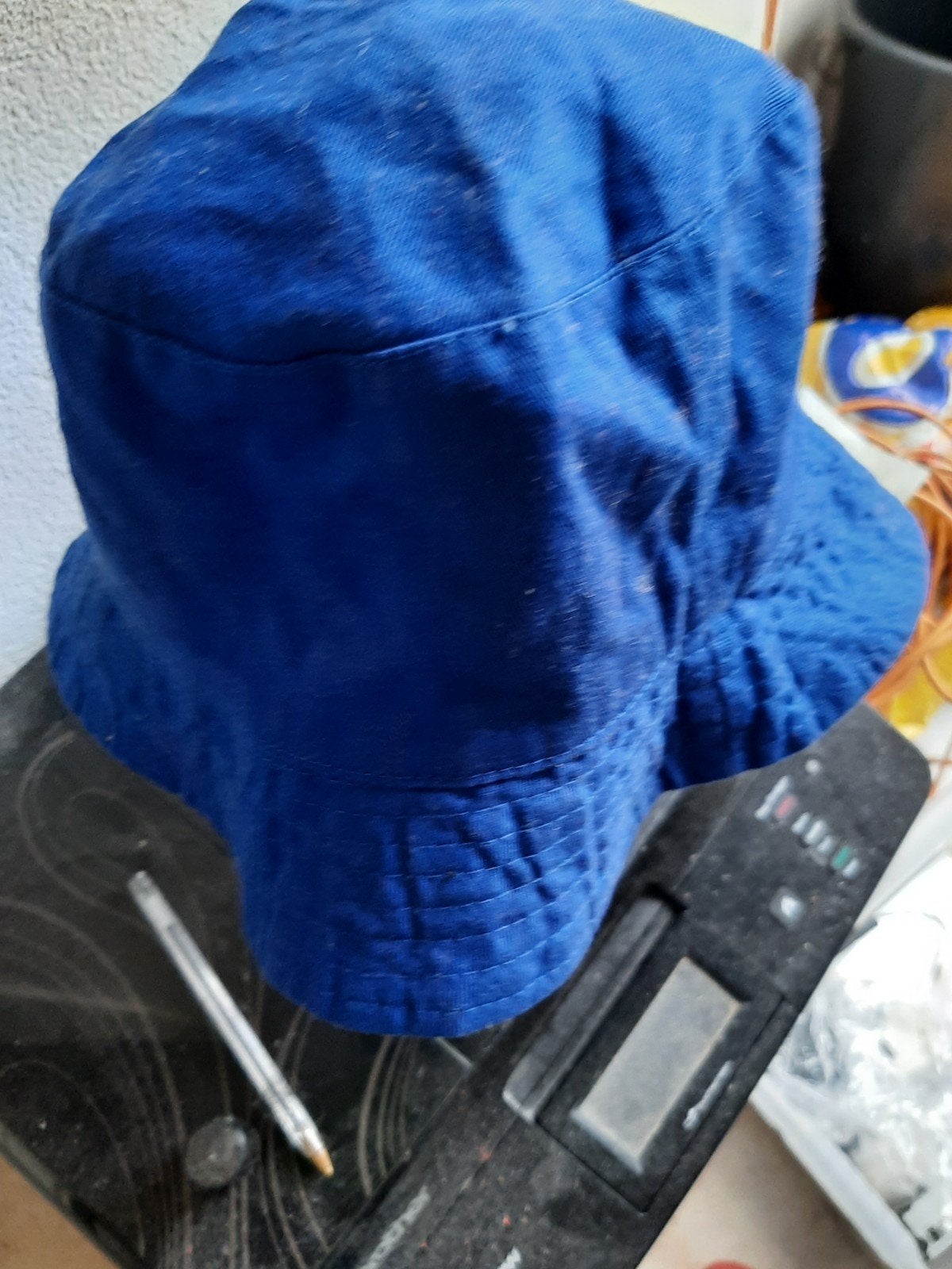 Blauwe bucket hat en zwarte baret, Hoed, Onbekend, Gedragen, One size fits all