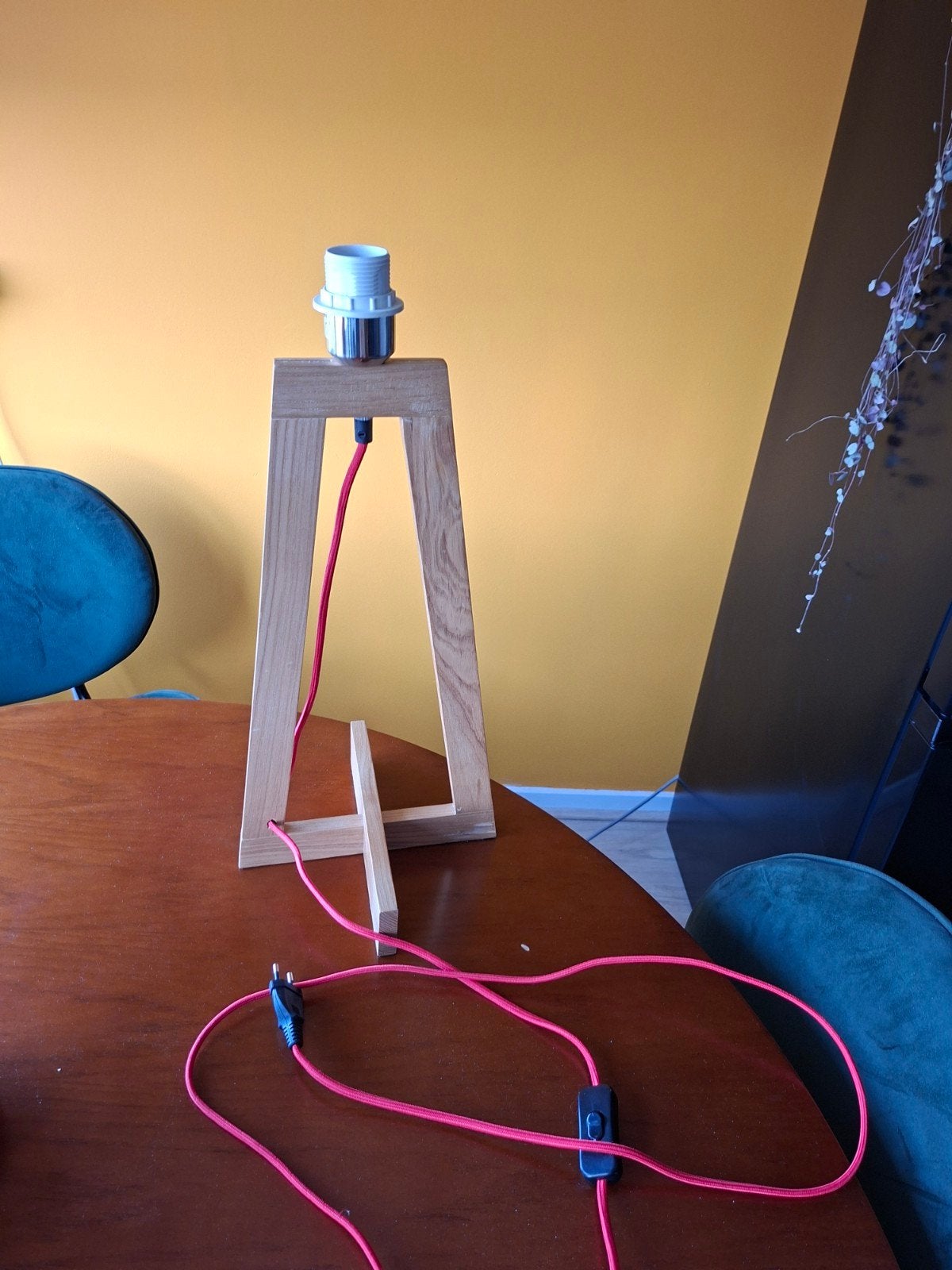 Houten tafellamp met rood snoer, Meerkleurig, Met stekker, Modern, Hout