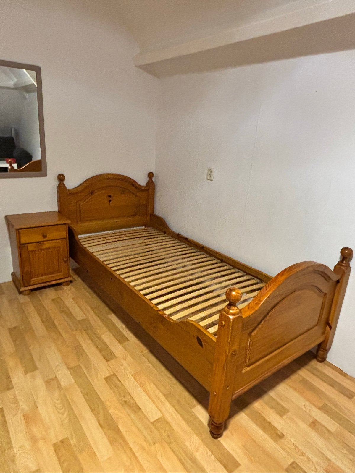 Houten eenpersoonsbed met nachtkastje, Huis en Inrichting, Ophalen, Gebruikt, 90 cm, Eenpersoons