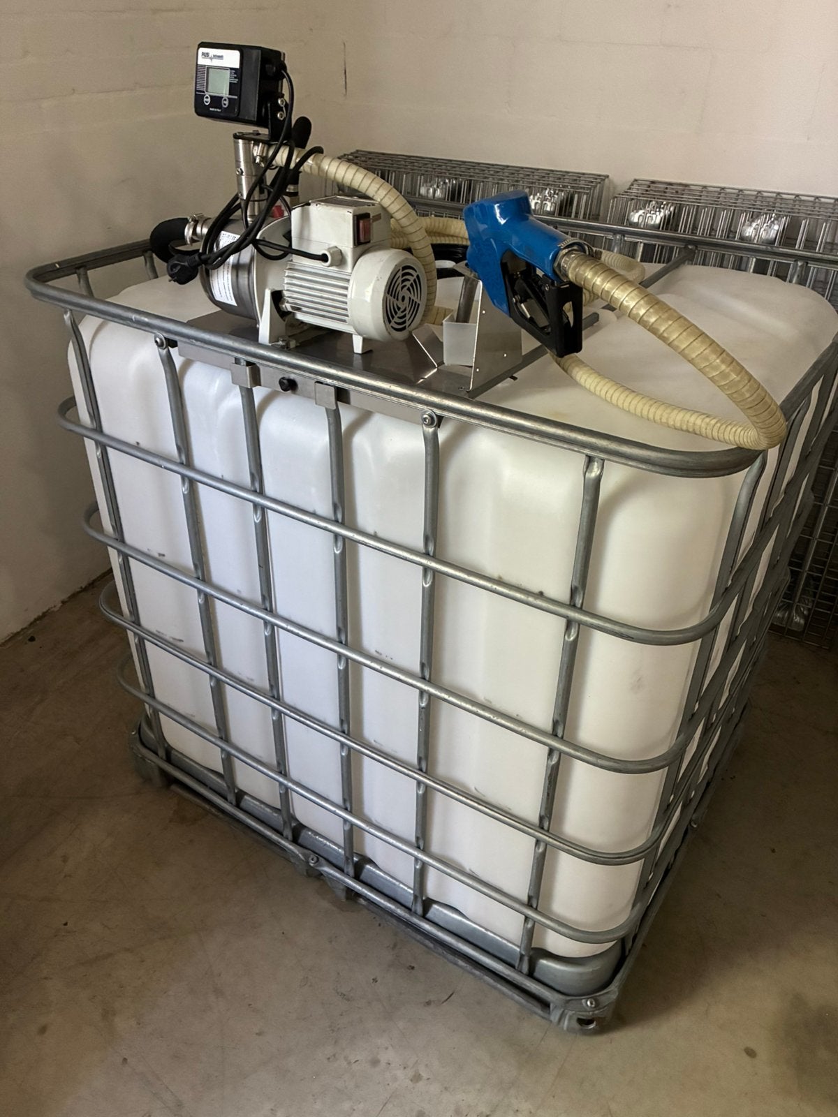 Te koop 1000 liter ibc container met adblue pomp, 150 liter of meer, Ophalen of Verzenden, Zo goed als nieuw