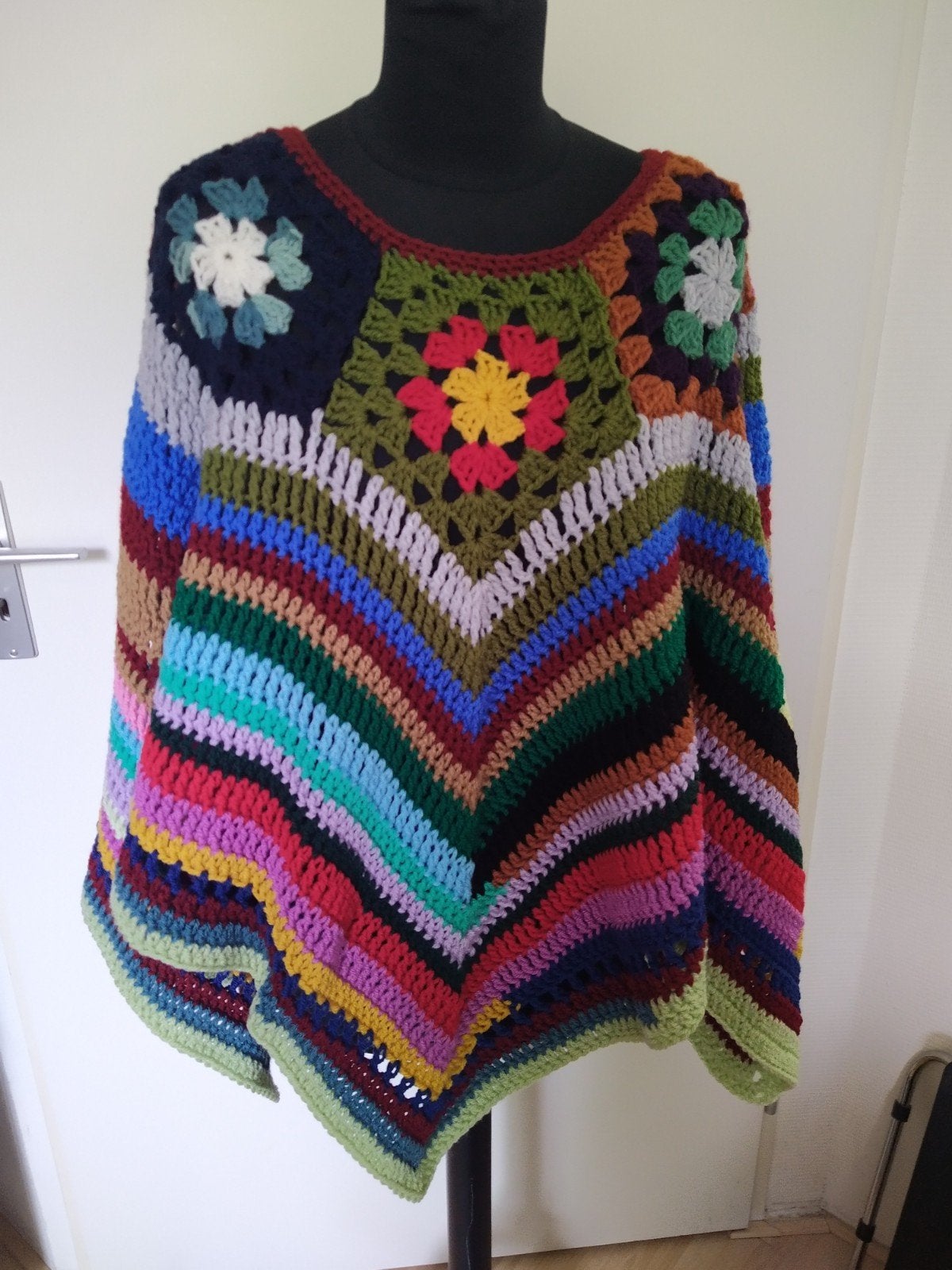 Nieuwe handgehaakte poncho van zacht acrylgaren, Ophalen of Verzenden, Nieuw, Meerkleurig
