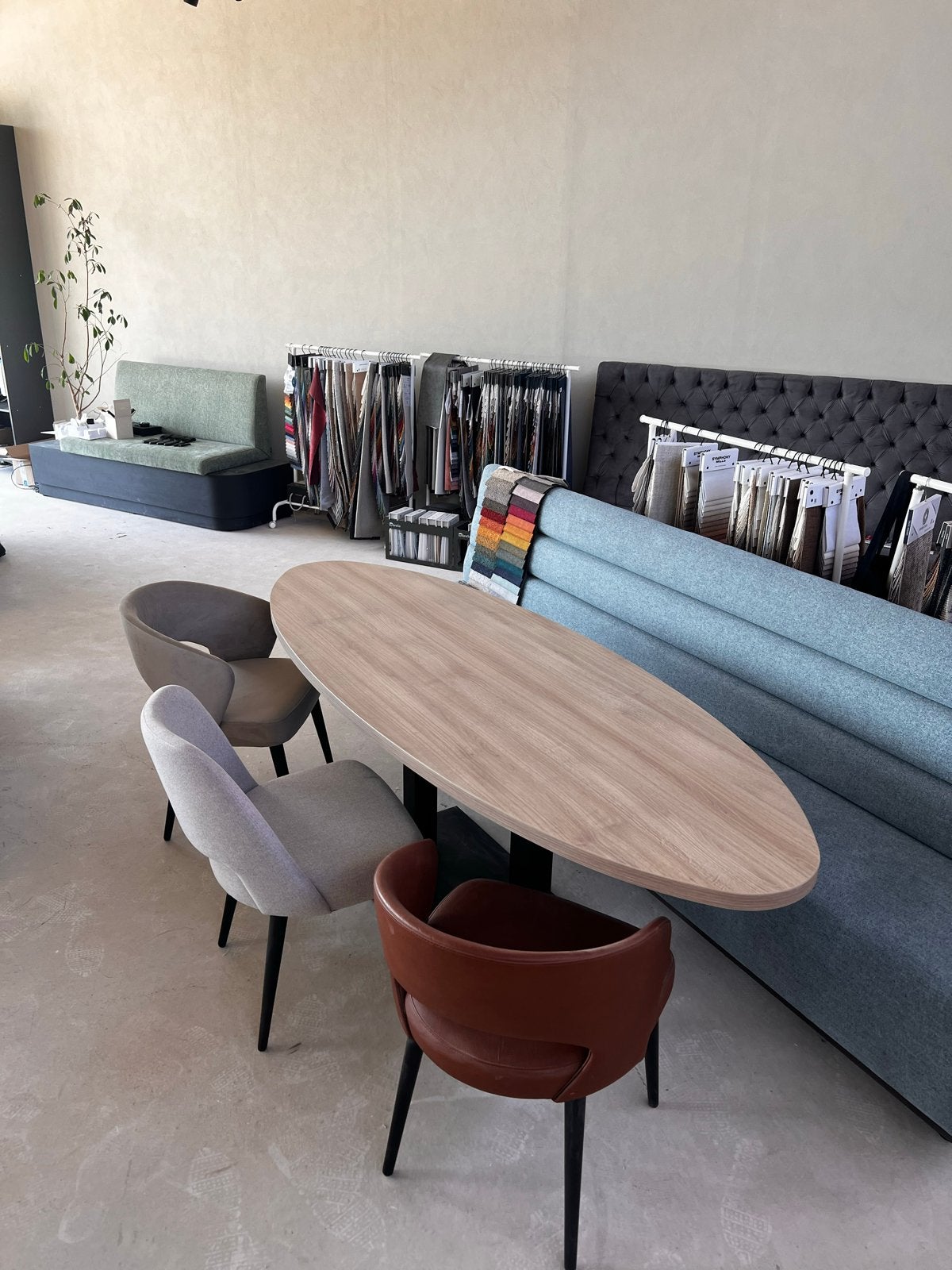 Ovale eettafel en salontafel licht eiken houtlook melamine, Ophalen, Nieuw, Ovaal, Overige houtsoorten