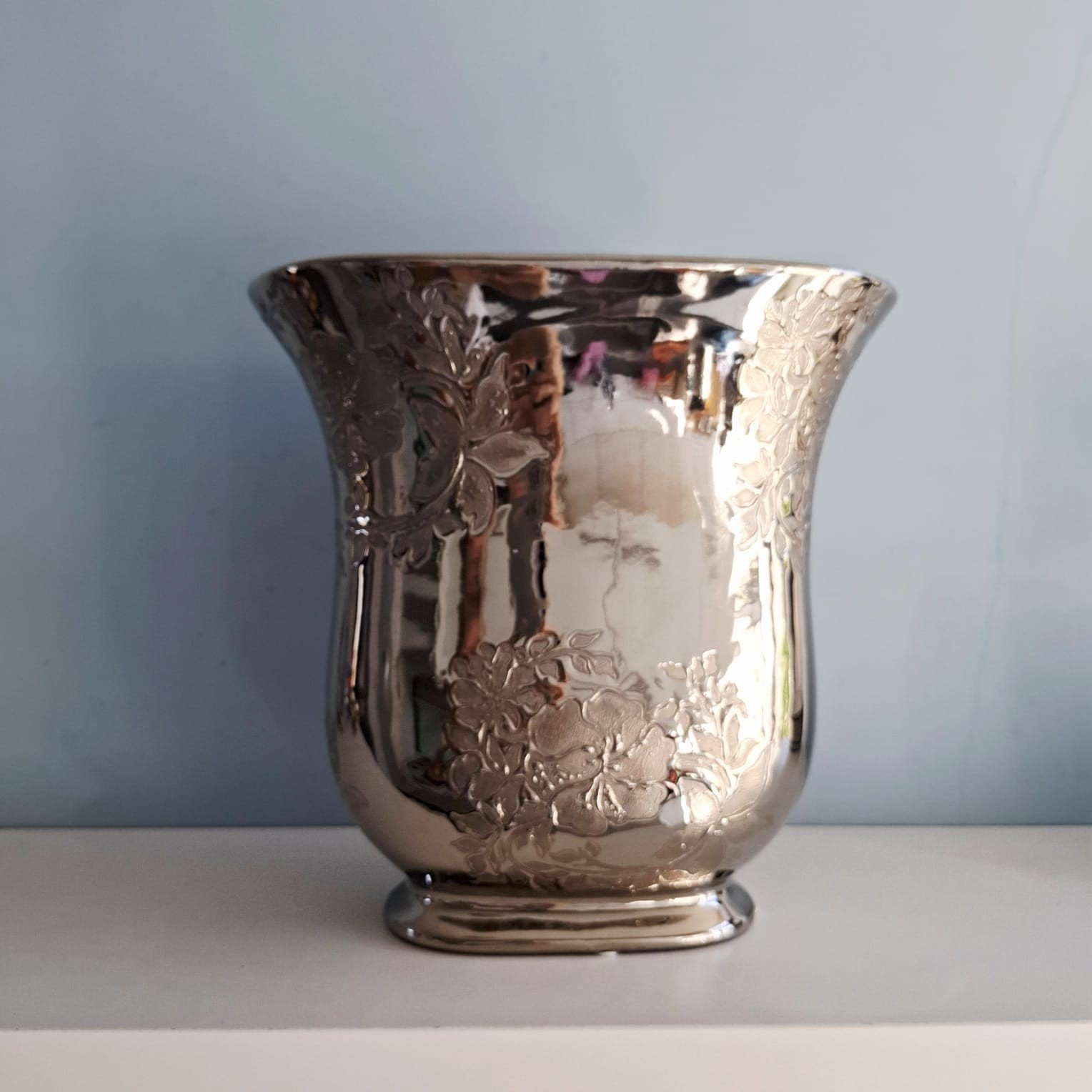 Macy 'Silver Flower', zilverkleurige bloempot - 30 cm, Huis en Inrichting, Woonaccessoires | Vazen, Overige materialen, Met patroon/structuur