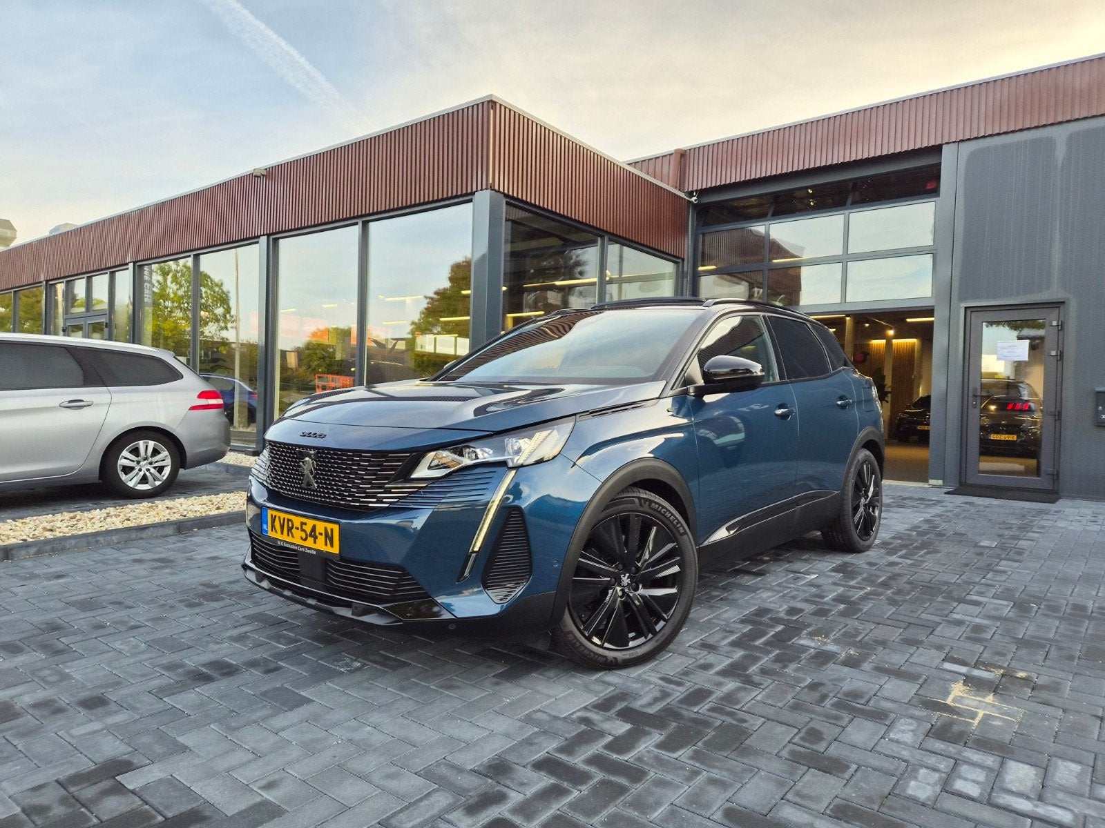 Peugeot 3008 1.6 Plug-in Hybrid4 300pk 2021 Blauw GT Pano, Dealer onderhouden, 1250 kg, Blauw, Bedrijf