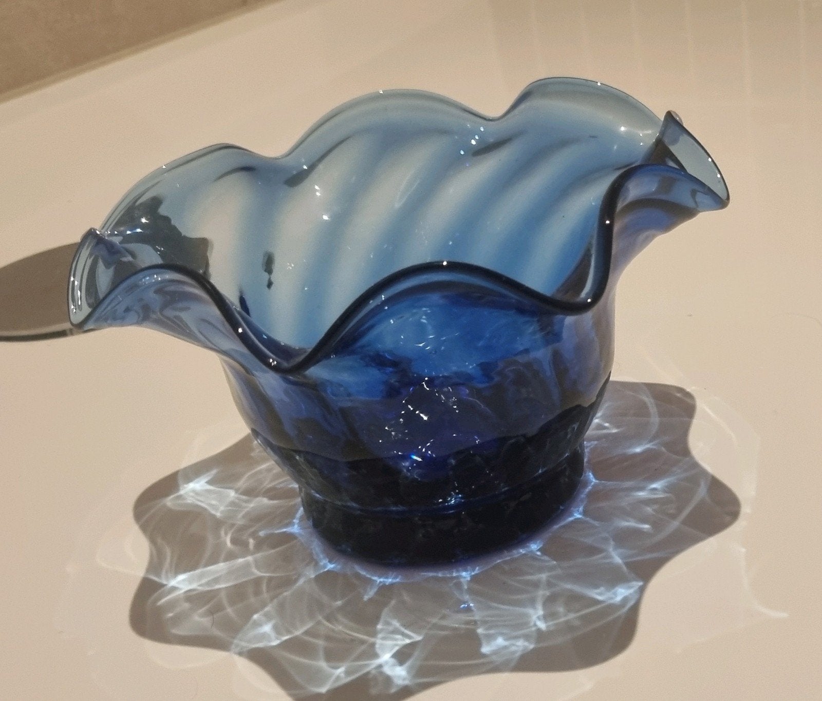 Vintage kobaltblauwe vaas  schaal. handgeblazen., Huis en Inrichting, Handgemaakt, Blauw, Ophalen of Verzenden, 13 cm