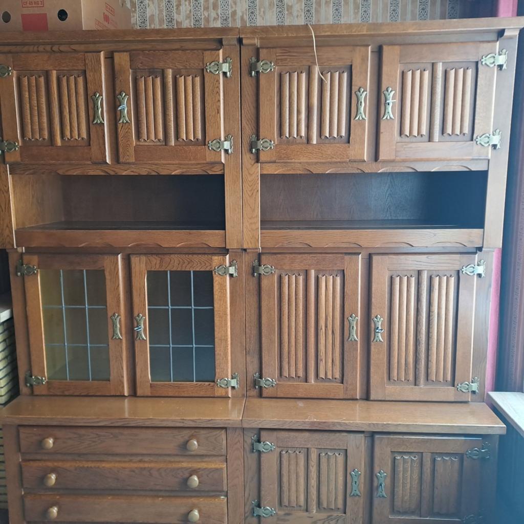 Antieke houten dressoir met snijwerk en opbergruimte, Antiek en Kunst, Antiek | Religie, Ophalen of Verzenden