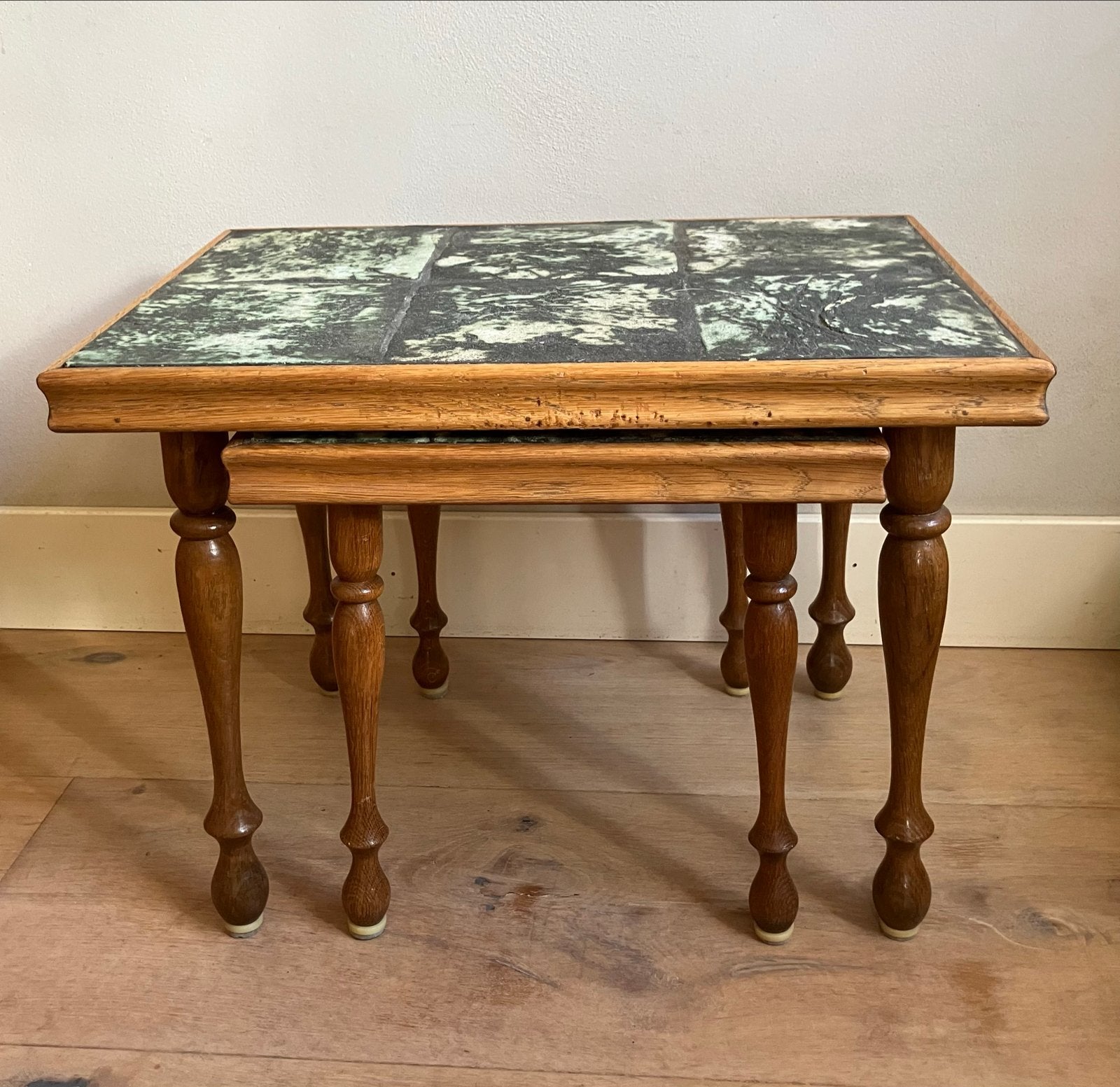 Vintage bijzettafeltjes met tegels groen/grijs, Ophalen, Minder dan 55 cm, Gebruikt, Brutalist, vintage