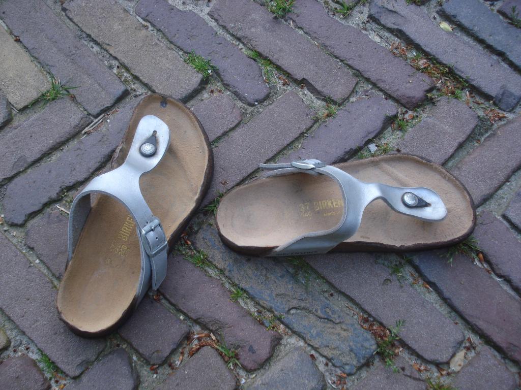BIRKENSTOCK GIZEH ZILVER 37 NU GRATIS VERZENDING PER POST, Slippers, Overige kleuren, Verzenden, Zo goed als nieuw