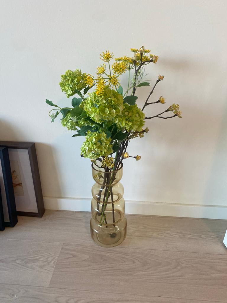 Glazen vaas met kunstbloemen, Huis en Inrichting, Woonaccessoires | Vazen, Overige kleuren, 50 tot 75 cm, Ophalen of Verzenden