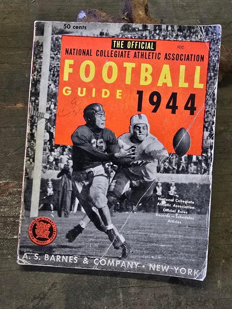 WWII US Football guide 1944, Ophalen of Verzenden, Amerika, Embleem of Badge