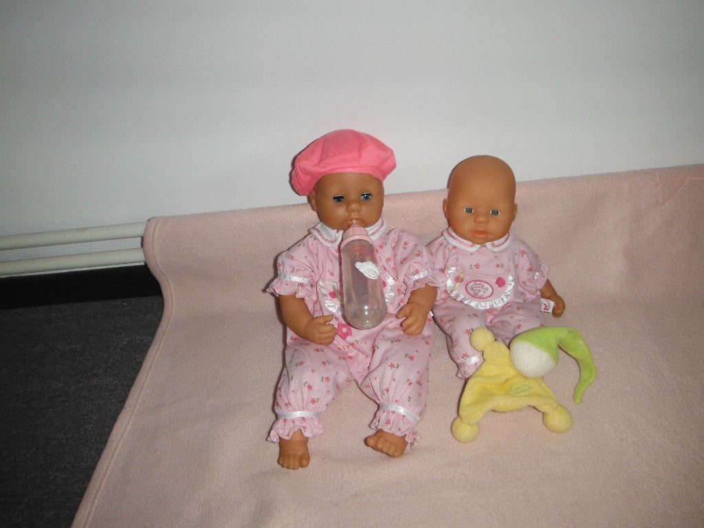 2 baby anabel poppen sisters 1 is interactief, Ophalen of Verzenden, Zo goed als nieuw, Babypop