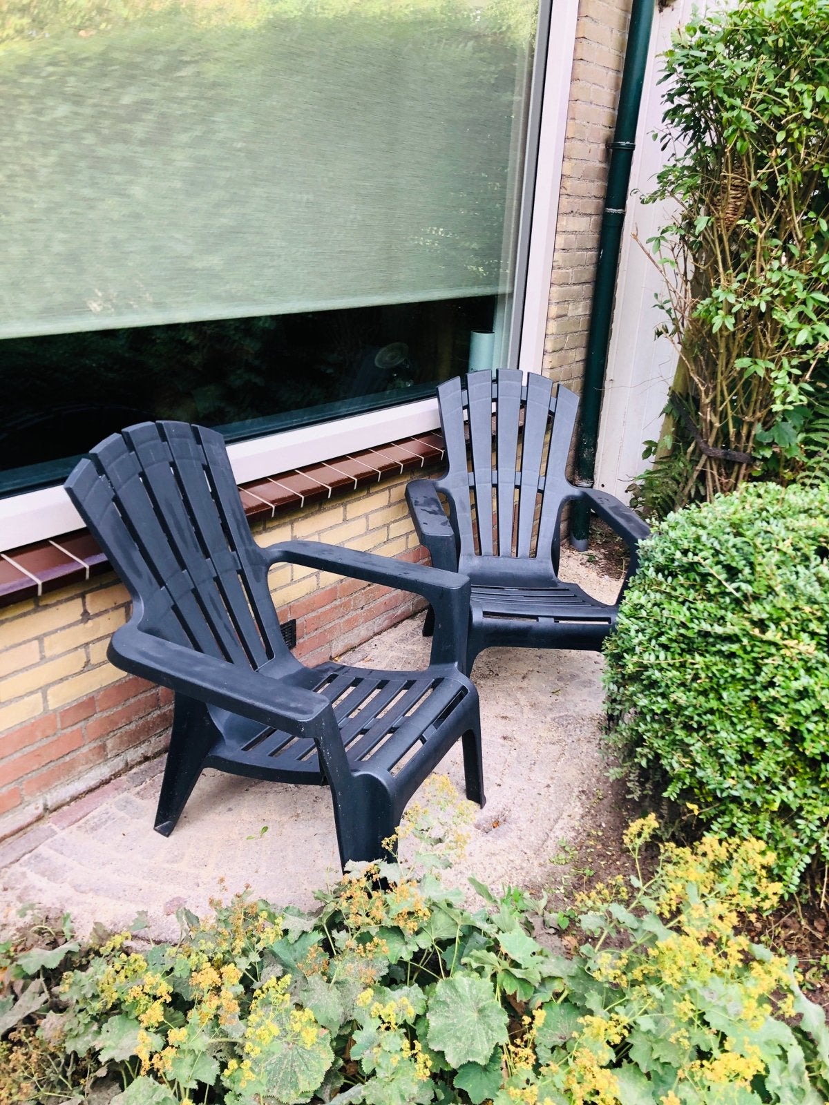 Twee donkergrijze tuinstoelen van kunststof, Ophalen, Gebruikt, Kunststof