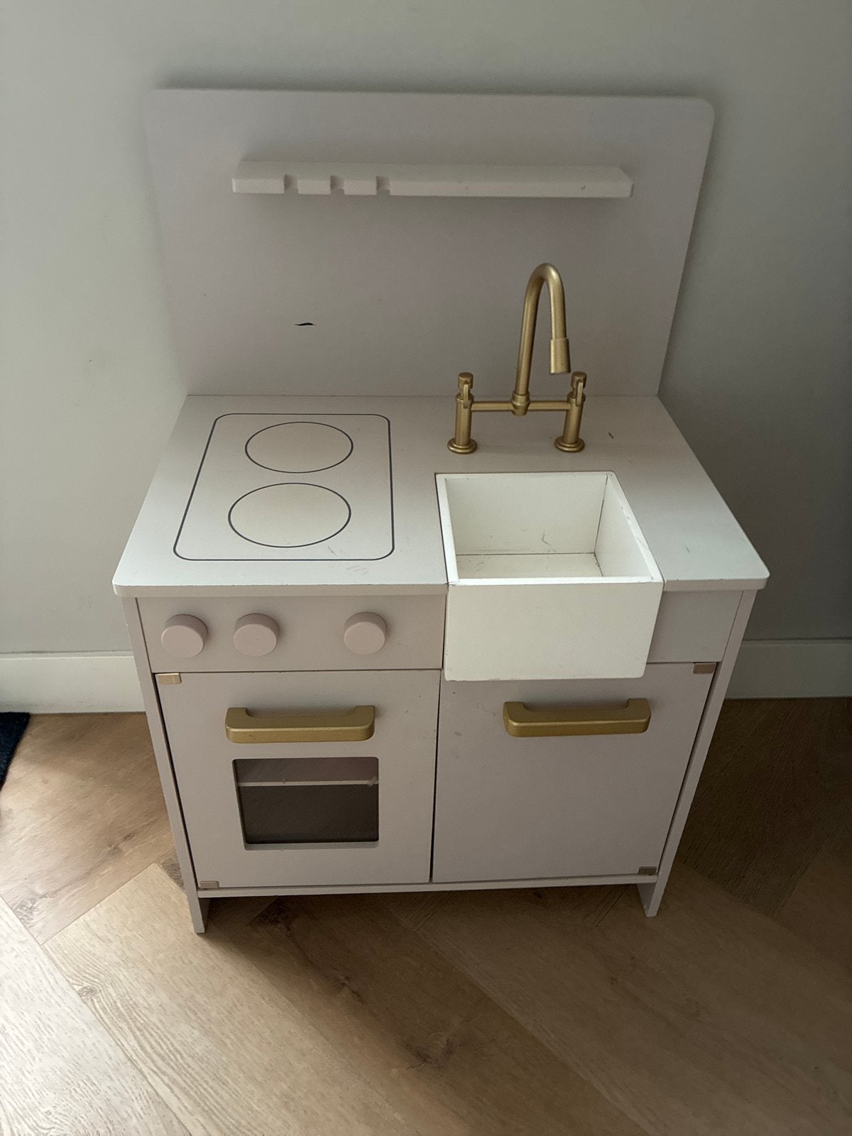 Houten speelkeuken met gouden kraan en handvatten, Kinderen en Baby's, Speelgoed | Speelkeukens, Ophalen, Gebruikt, Hout, Speelkeuken