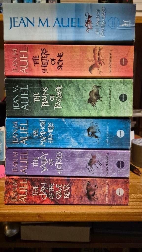 Jean M Auel  EARTH'S CHILDREN SERIES COMPLETE in ENGLISH, Ophalen of Verzenden, Gelezen