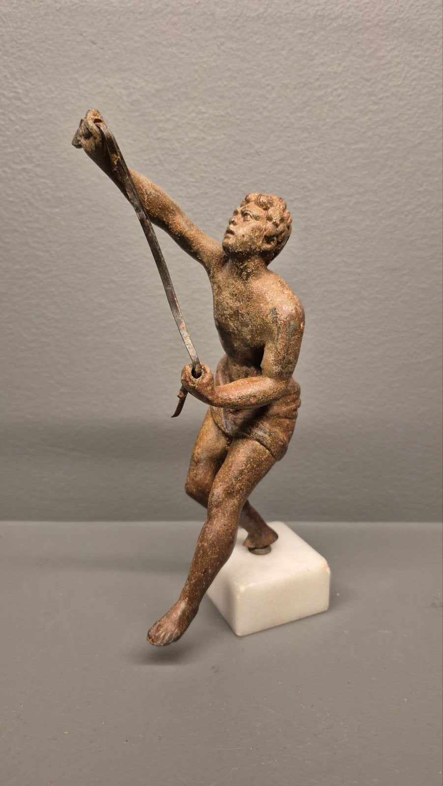 Oud bronzen beeldje van jongen met boog, 16.5 CM, Minder dan 20 cm, Gepatineerd, Ophalen of Verzenden, Brons