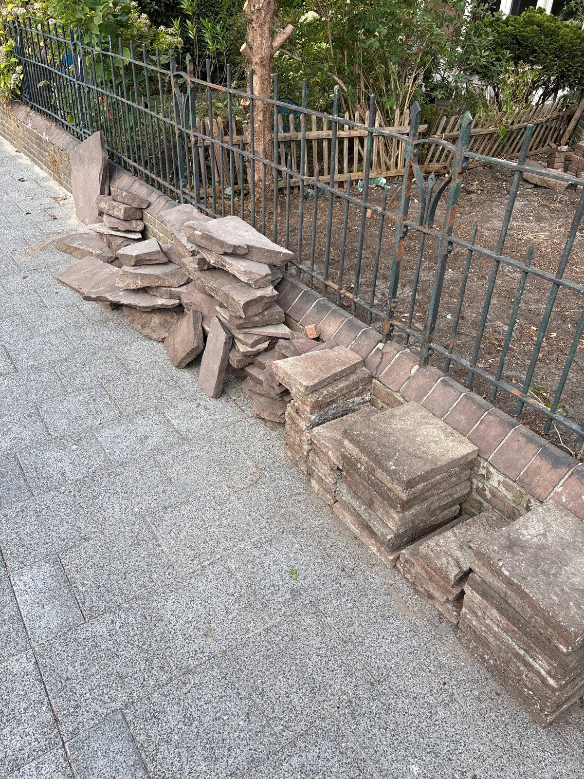 Gratis af te halen: +/- 20 natuursteen stoeptegels, Tuin en Terras, Ophalen, Gebruikt, Terrastegels, Natuursteen