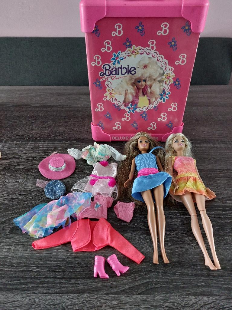 Barbie koffer met poppen en kleertjes, Ophalen of Verzenden, Gebruikt, Babypop