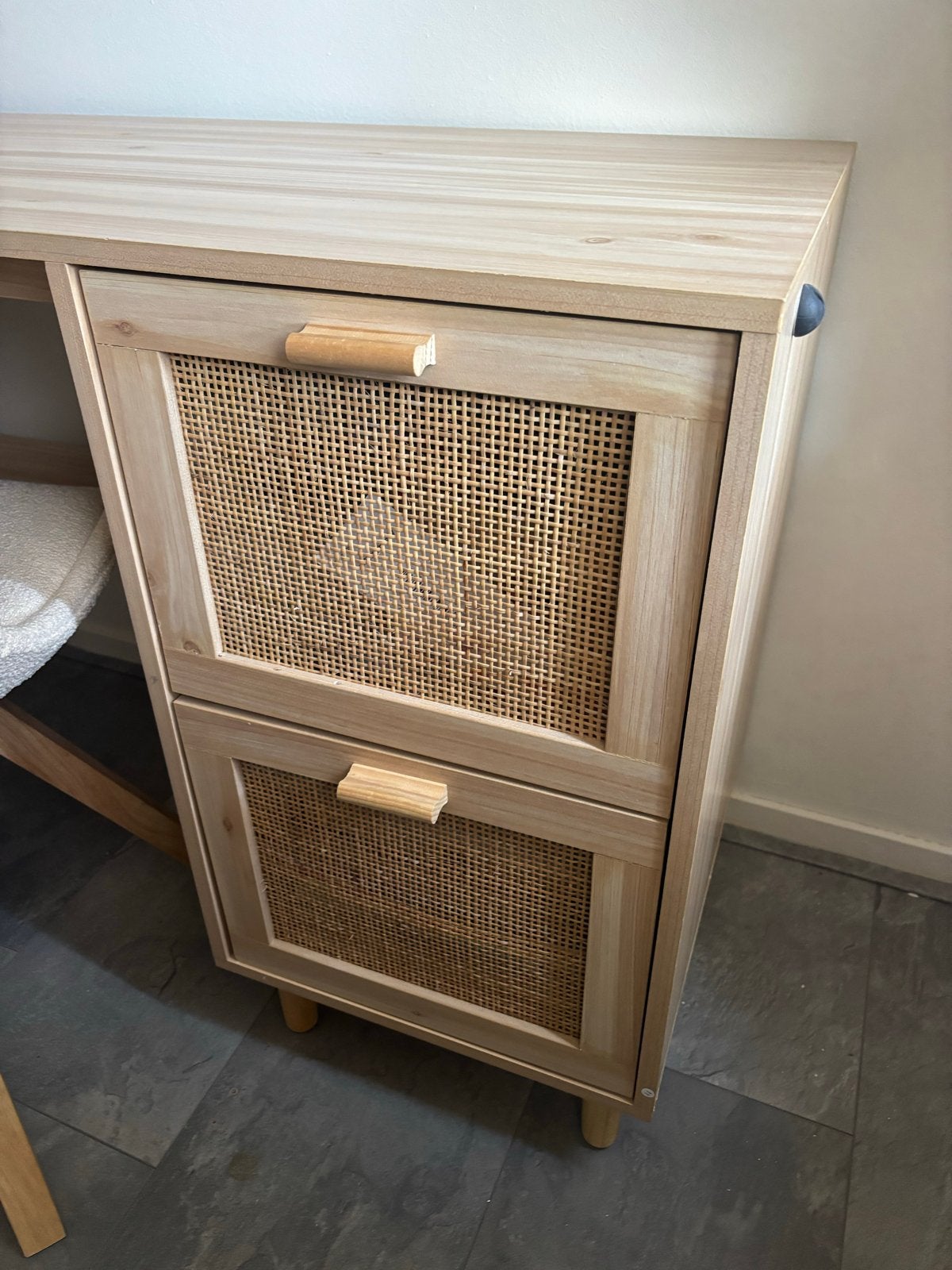 Modern houten bureau met rotan lades, Huis en Inrichting, Bureaus, Ophalen, Zo goed als nieuw, Overige merken, Computerbureau