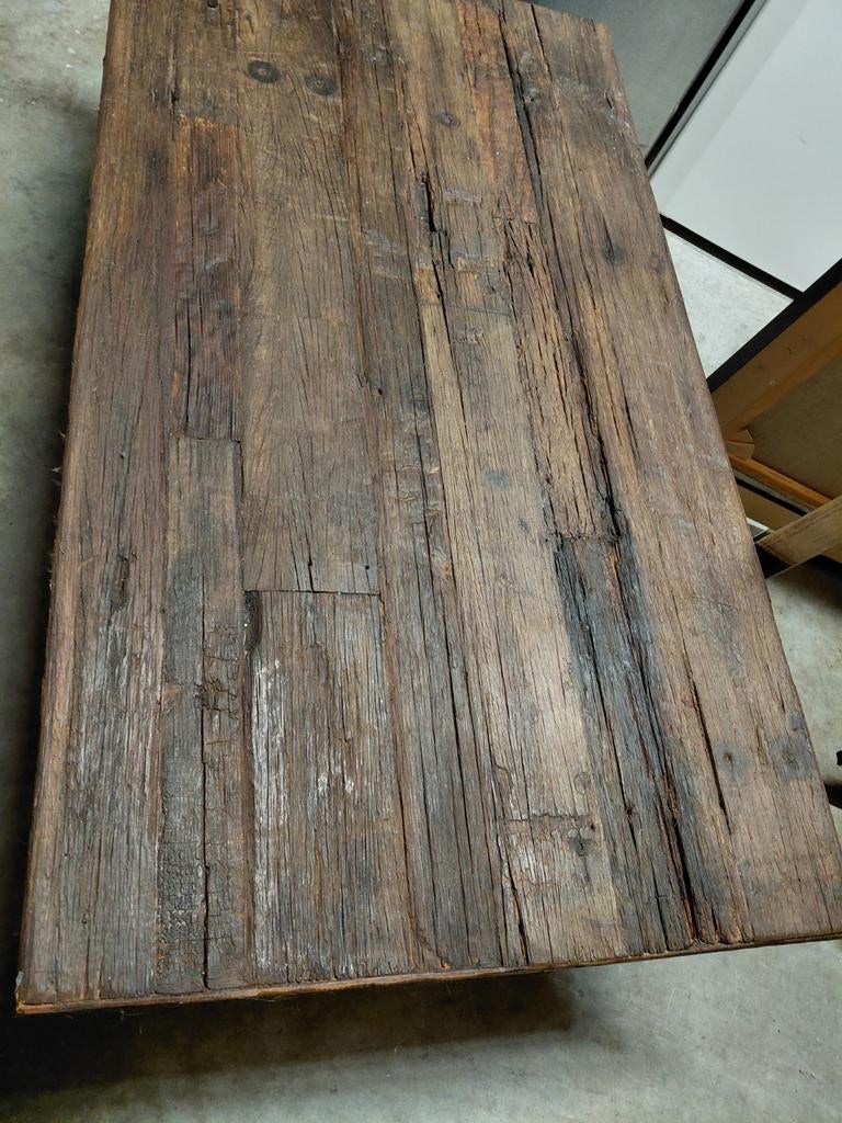 Salontafel met oud houten blad en ijzeren poten, Huis en Inrichting, Tafels | Salontafels, Ophalen of Verzenden