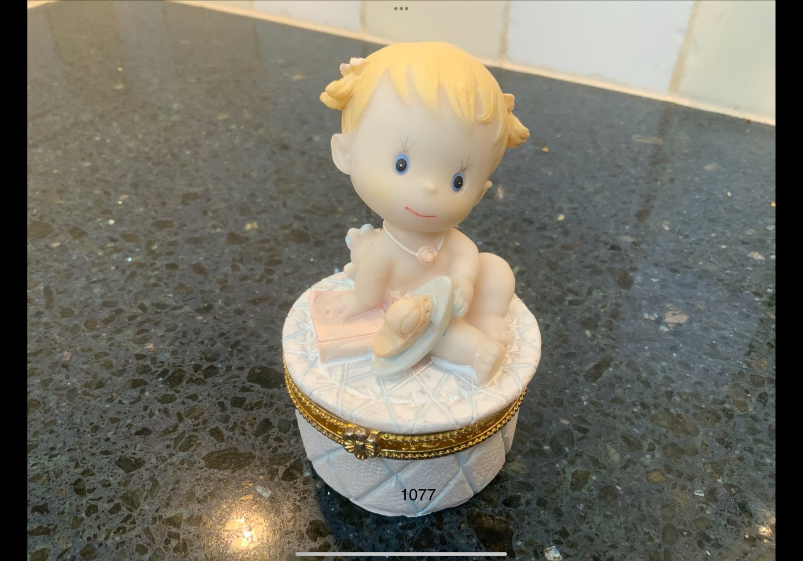 Schattig beeldje baby op sieradendoosje, Ophalen of Verzenden, Gebruikt