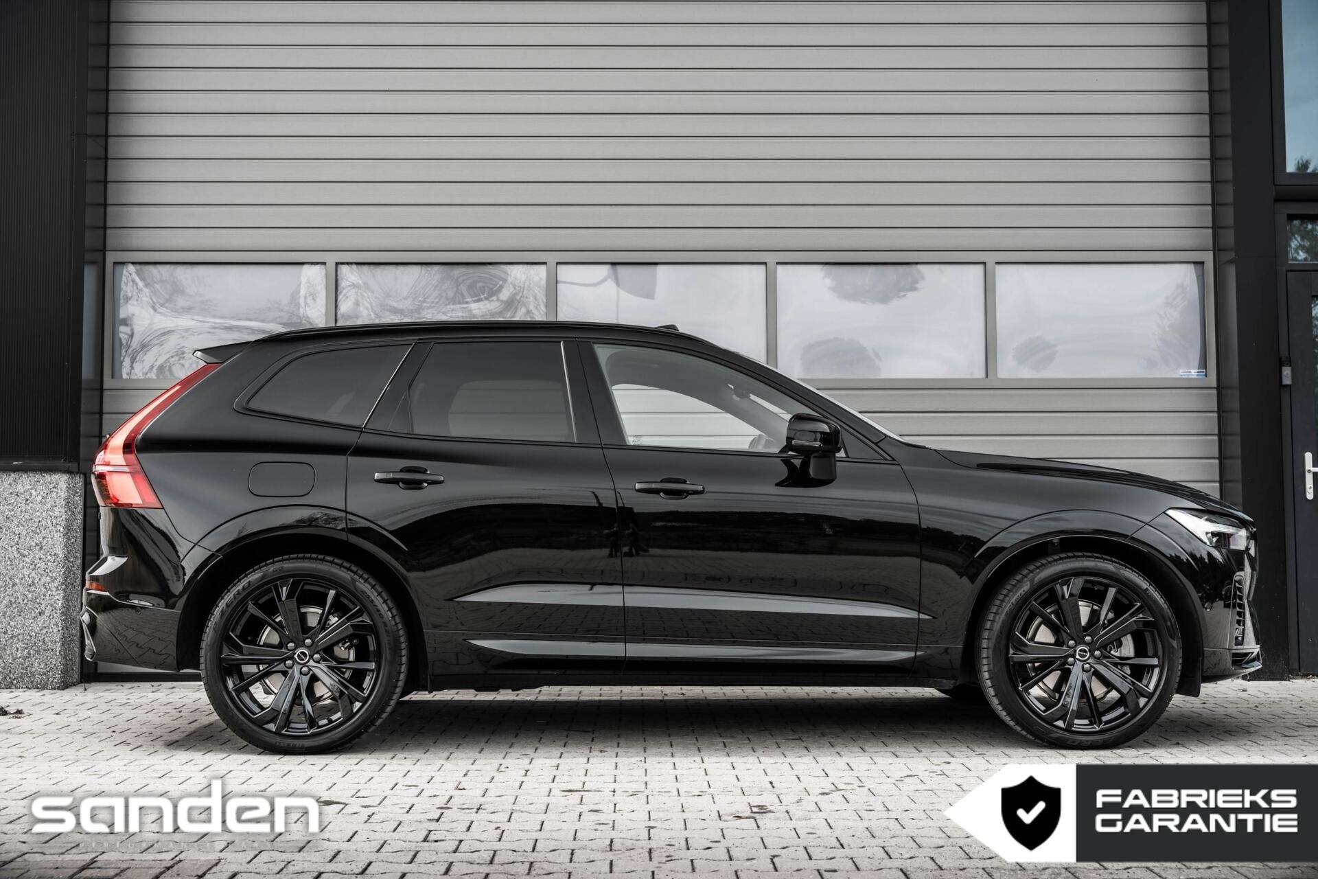 Volvo XC60 T8 AWD Black Edition|B&W|Pano|Massage|Luchtv|HUD, Automaat, 4 cilinders, 1969 cc, Zwart