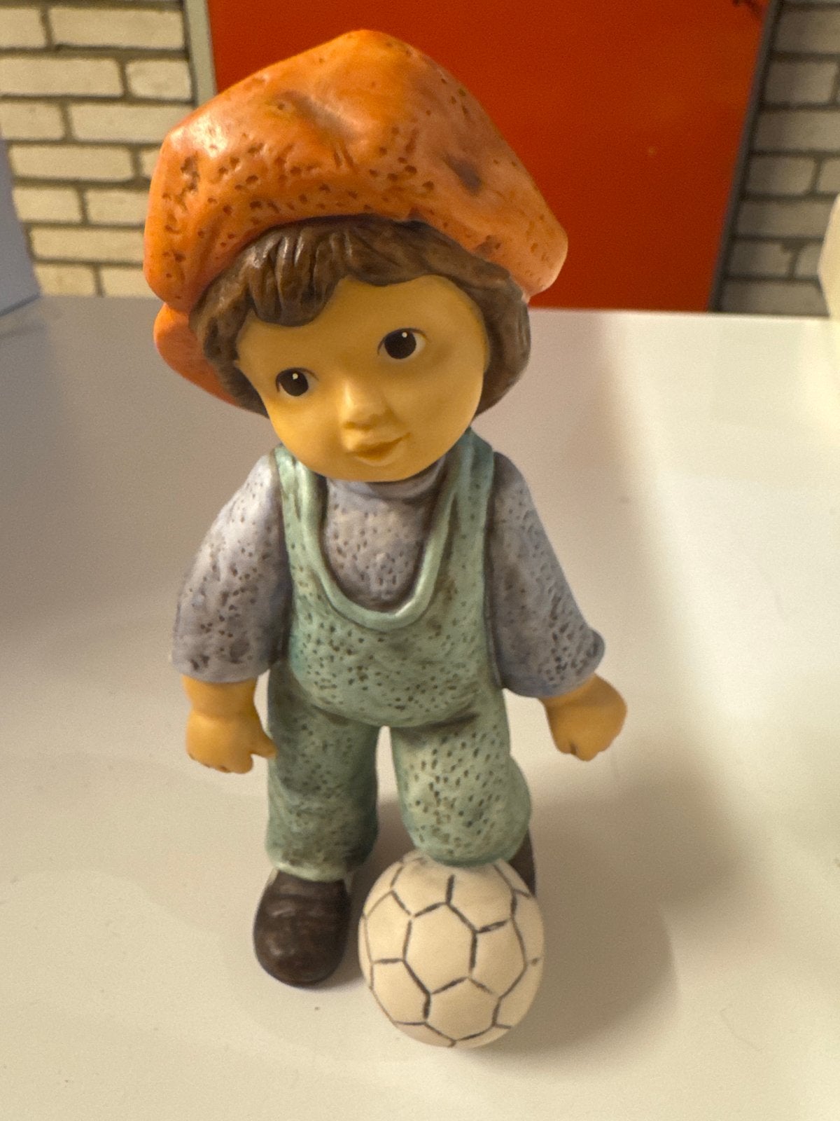Goebel Nina & Marco Limpke beeldje met voetbal, Ophalen of Verzenden, Zo goed als nieuw, Mens