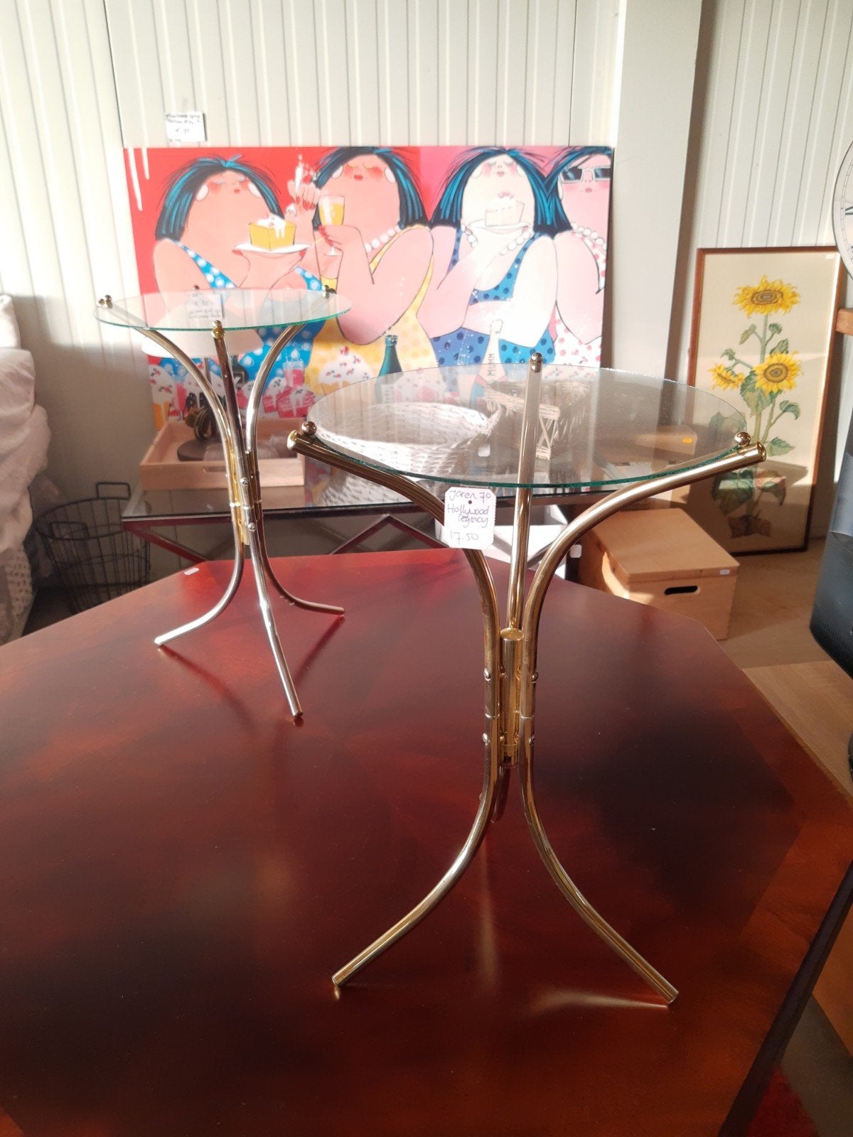 Hollywood Regency bijzettafels – Goudkleurig met glazen blad, Minder dan 55 cm, Rond