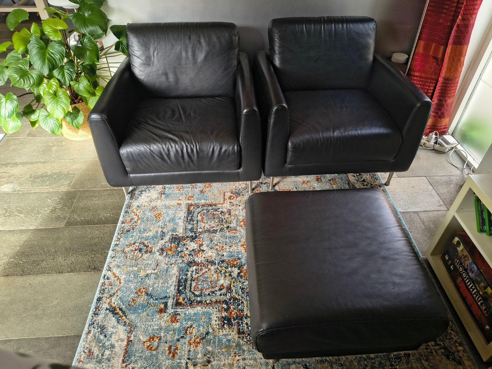Twee zwarte leren Hamra stoelen/fauteuils met hocker, Ophalen, Gebruikt, Eenpersoons, Minder dan 150 cm