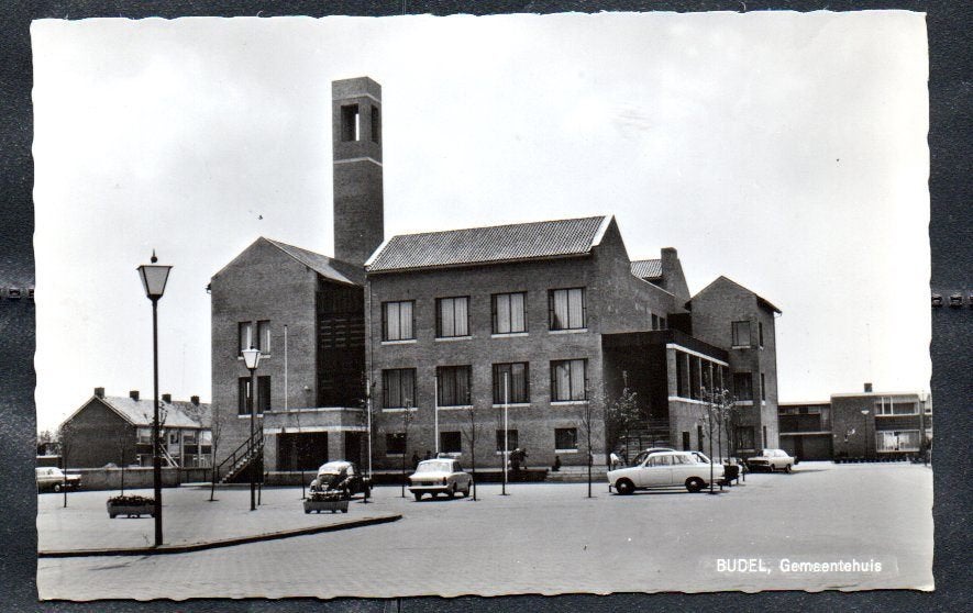 Budel Gemeentehuis met auto's o.a. VW Kever 1967, Ophalen of Verzenden, 1960 tot 1980, Ongelopen, Noord-Brabant