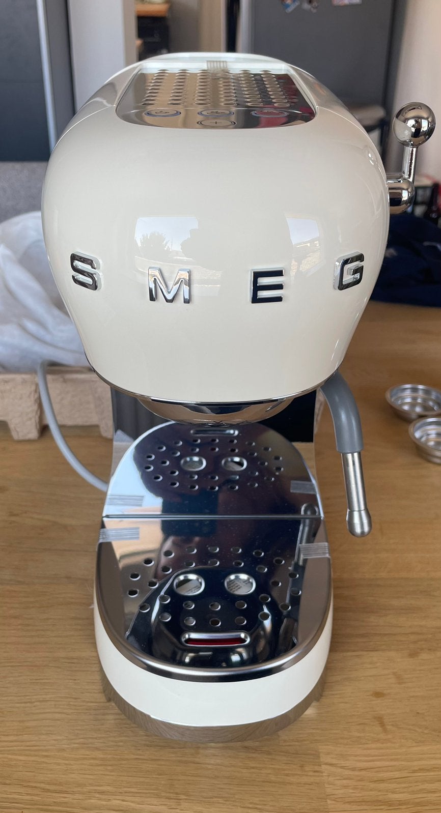 SMEG espressomachine ECF02CREU, Witgoed en Apparatuur, Koffiezetapparaten, Espresso apparaat, Nieuw, Afneembaar waterreservoir
