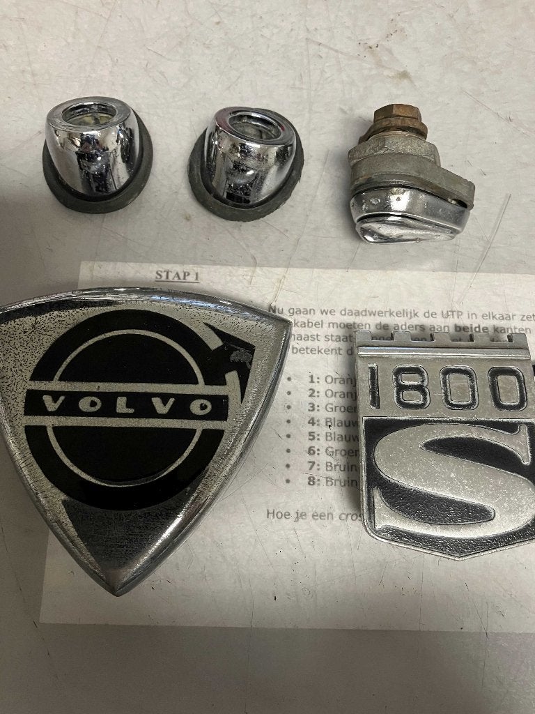 Emblemen P-1800 slotje en chromen covers ruitenwisser, Ophalen of Verzenden, Gebruikt, Volvo