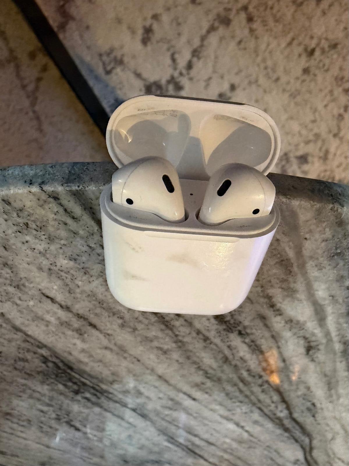 AirPods 2, Ophalen of Verzenden, Gebruikt, In oorschelp (earbud), Apple