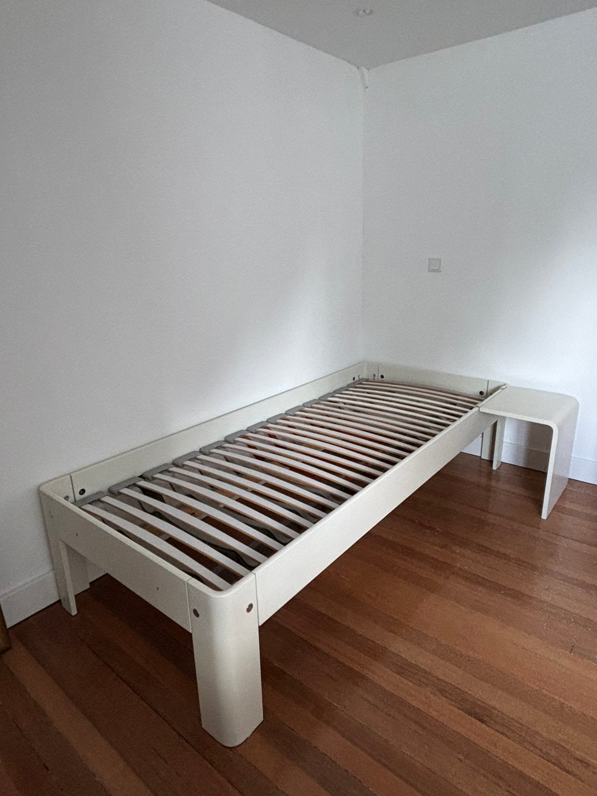 Auping Auronde bed 90x210 cm. Incl. lattenbodem en zijtafel, Ophalen, 90 cm, Eenpersoons, Zo goed als nieuw