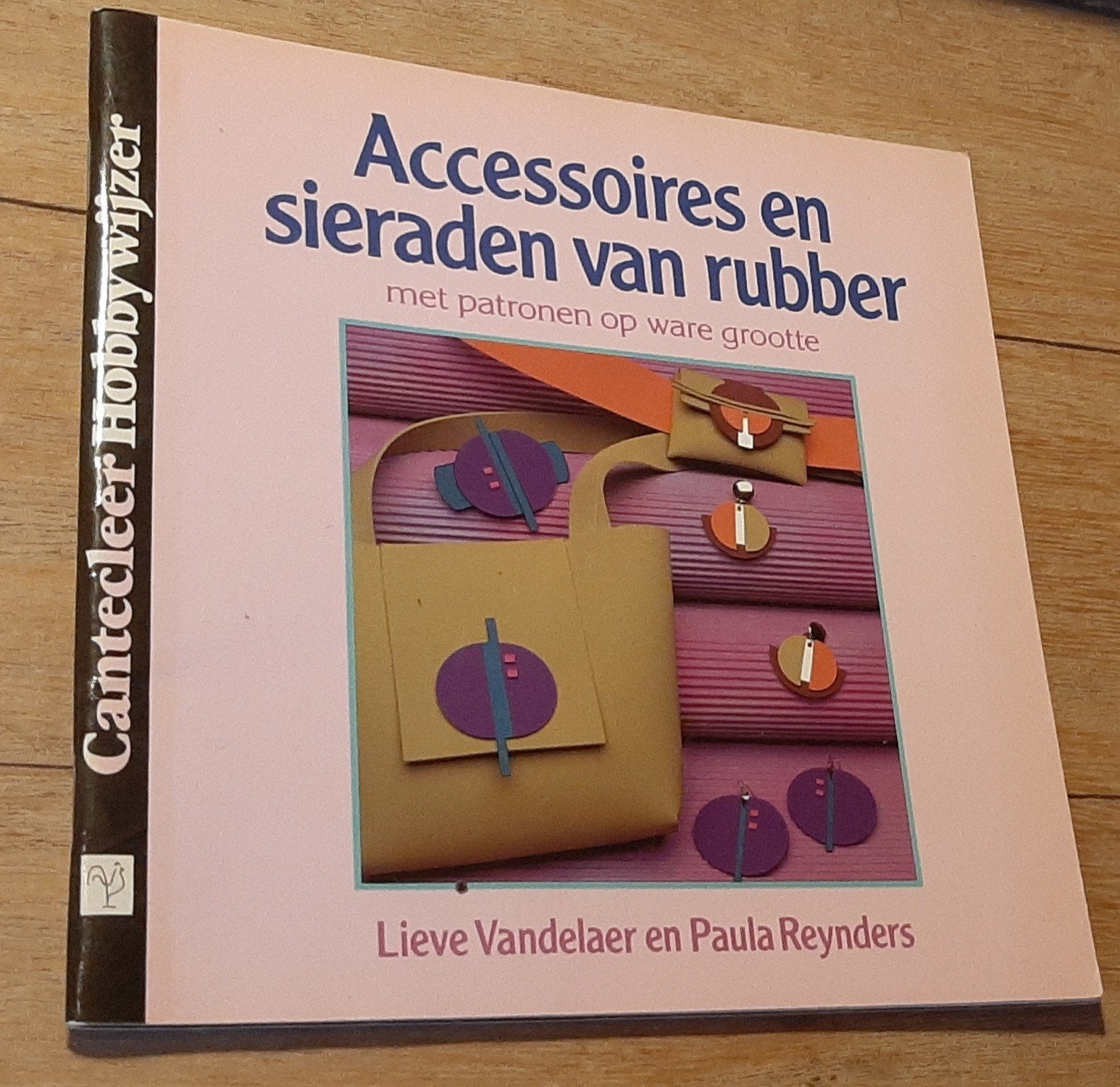Cantecleer. Accessoires en sieraden van rubber., Ophalen of Verzenden, Breien en Haken