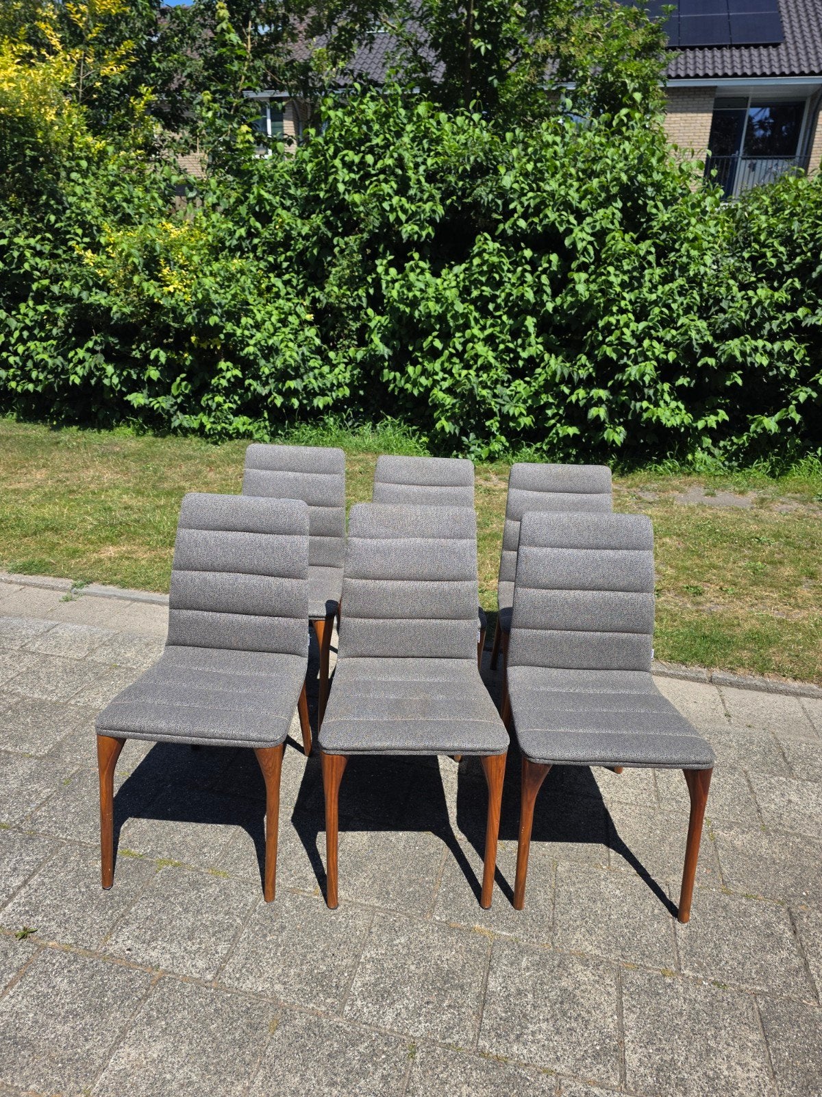 Set van 6 grijze Movani eetkamerstoelen met houten poten, Ophalen of Verzenden, Gebruikt, Grijs, Vijf, Zes of meer stoelen