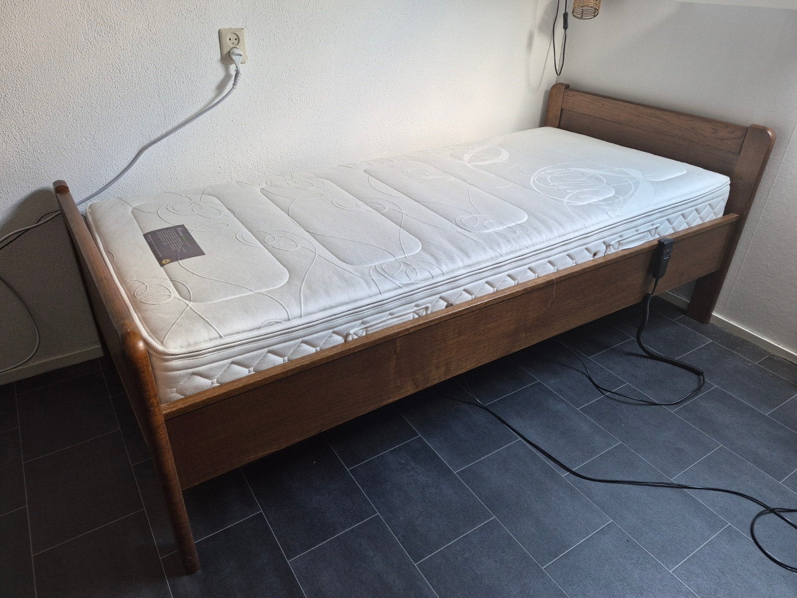 Verstelbaar eenpersoonsbed met matras en lattenbodem, Ophalen, 90 cm, Eenpersoons, Bruin