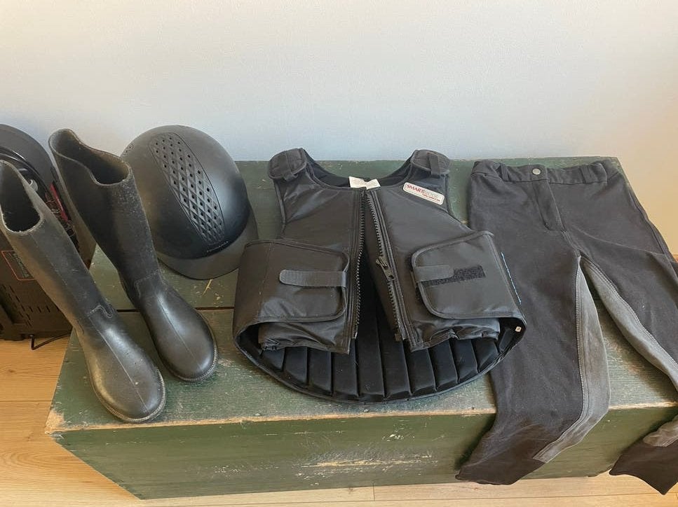 Paardrijset meisje – helm, bodyprotector en winterrijbroek, Kinderen, Dressuur, Ophalen of Verzenden, Zo goed als nieuw