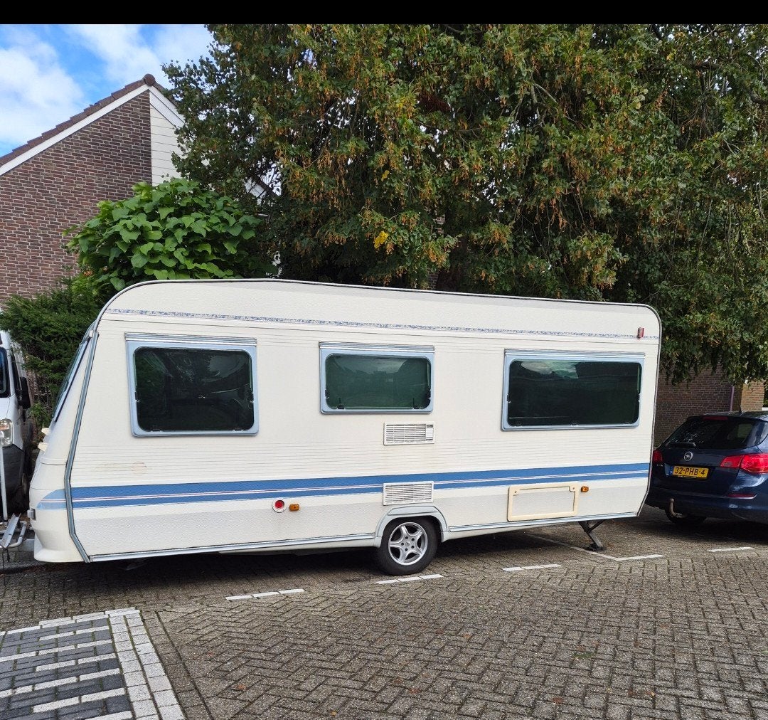 Leuke grote omgebouwde caravan voor 4 pers luifel + voortent, Standaardzit, 2 aparte bedden, 750 - 1000 kg, Particulier