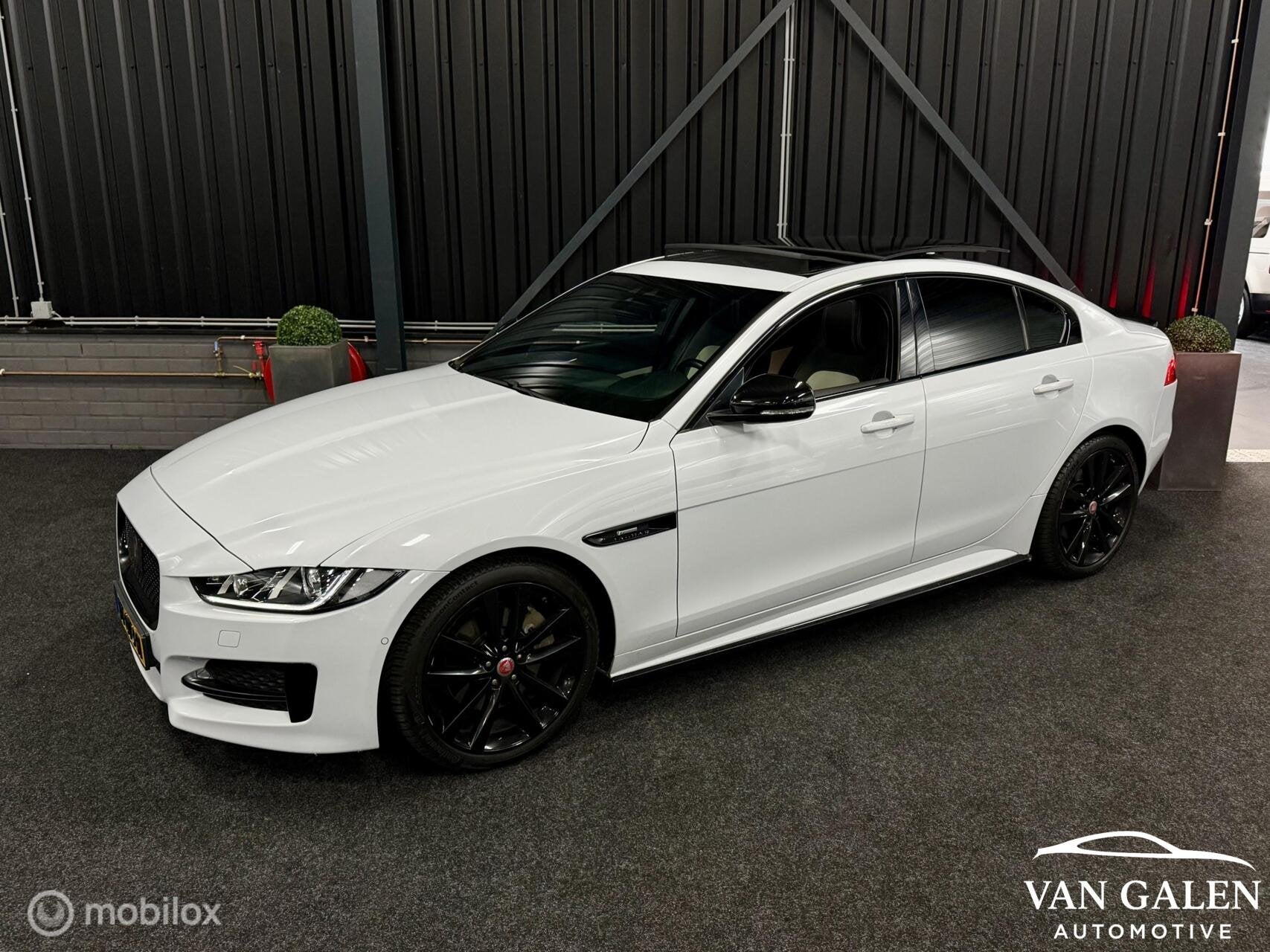 Jaguar XE P250 2.0T R-sport BOMVOL! Pano|Meridian|Carplay, Auto's, Automaat, 12 maanden, Achterwielaandrijving, Euro 6