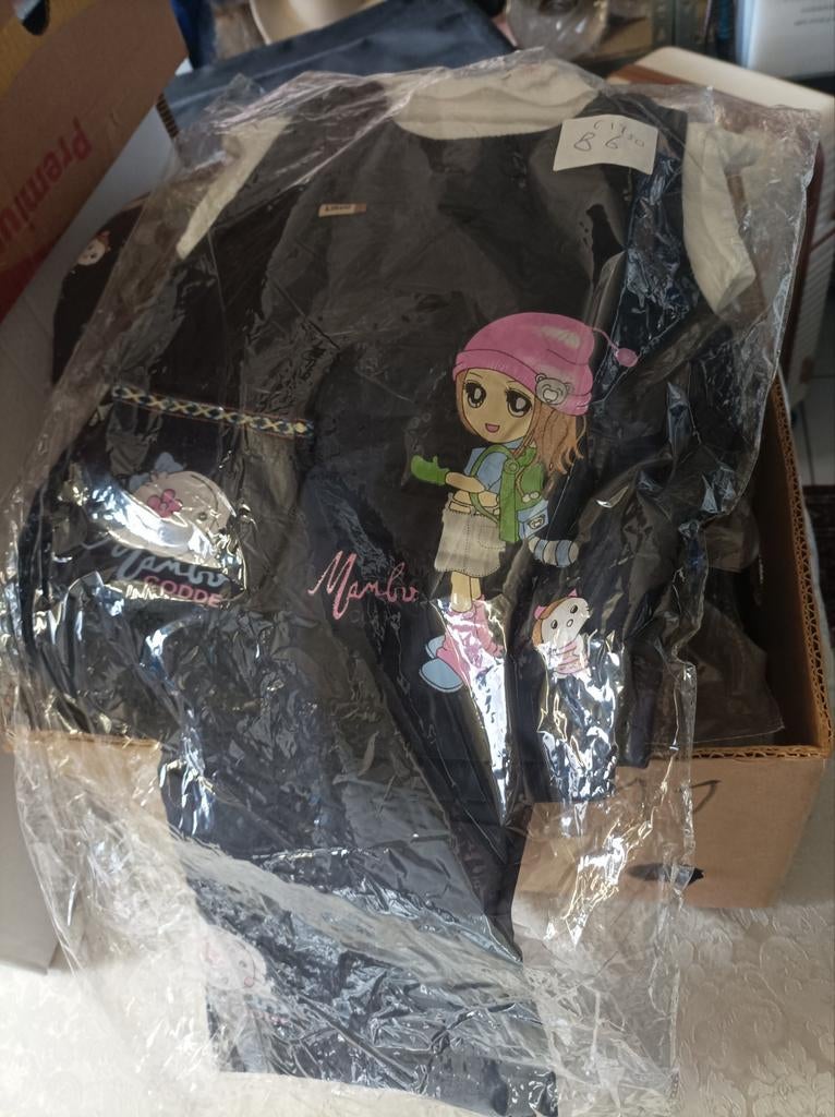 Twee marktkramen vol met kinderkleding en accessoires